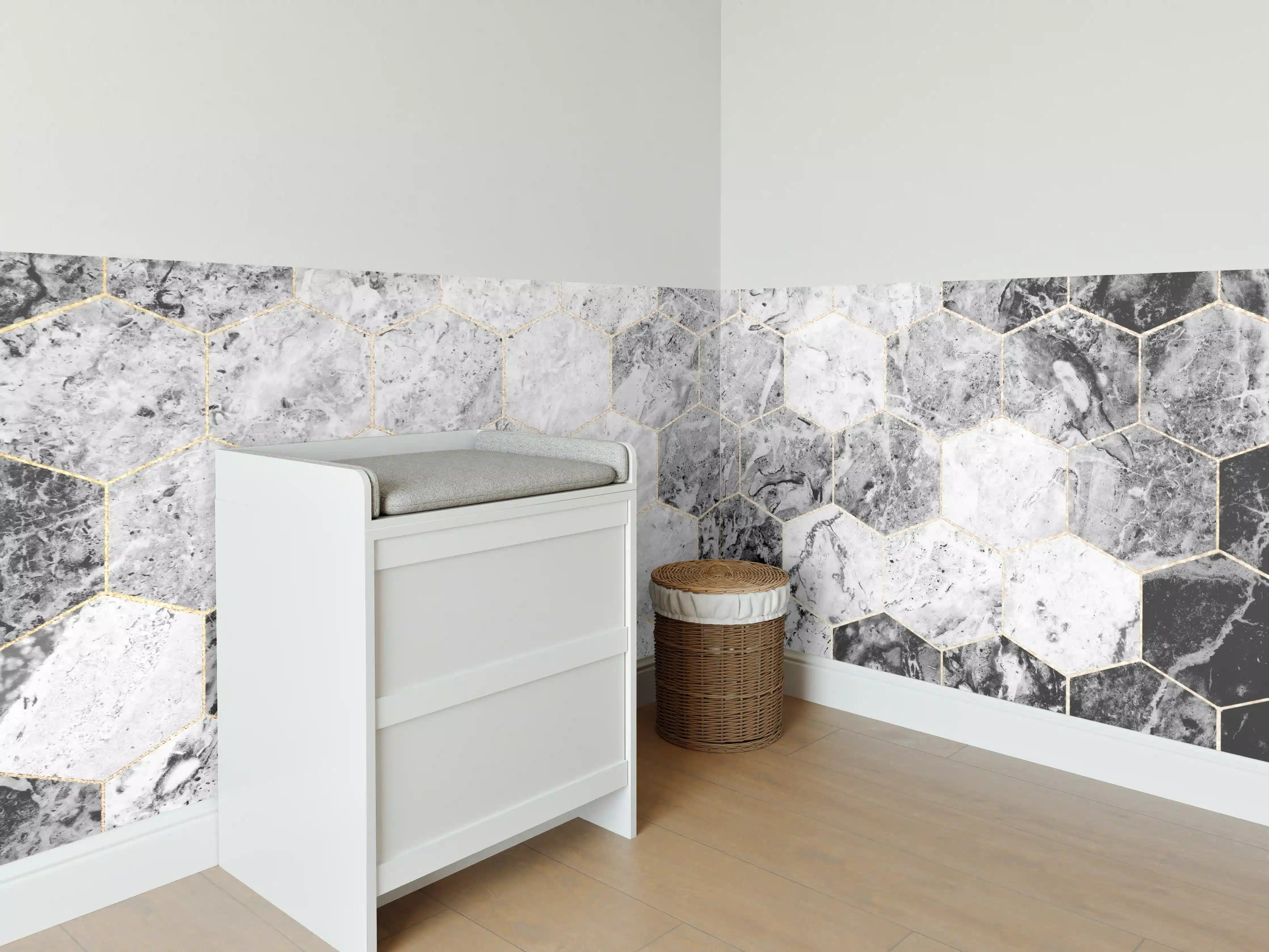 Babyzimmer Wandgestaltung - Sechseckiger gräulicher Marmor mit Goldumrandung