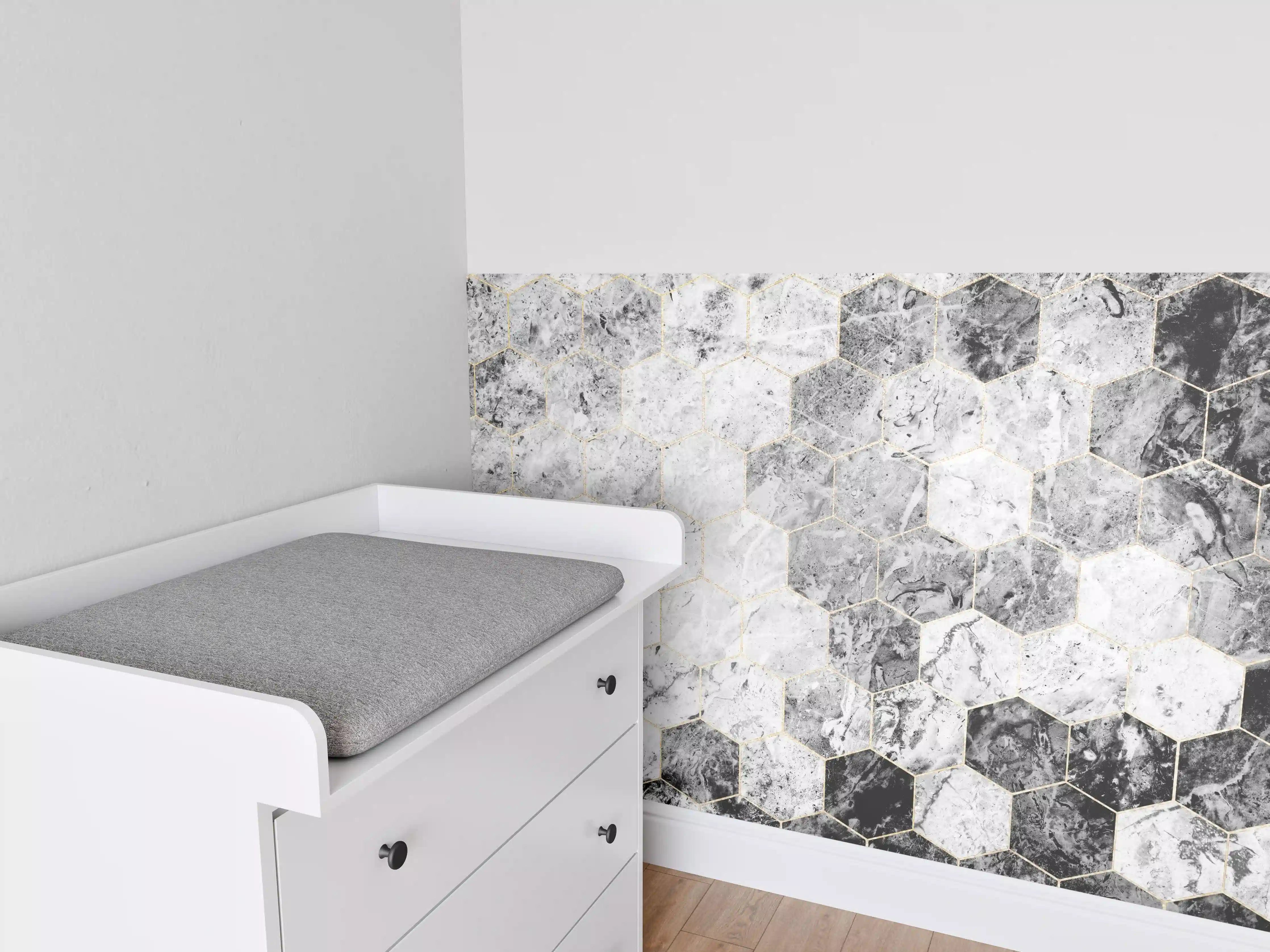 Babyzimmer Wandgestaltung - Sechseckiger gräulicher Marmor mit Goldumrandung
