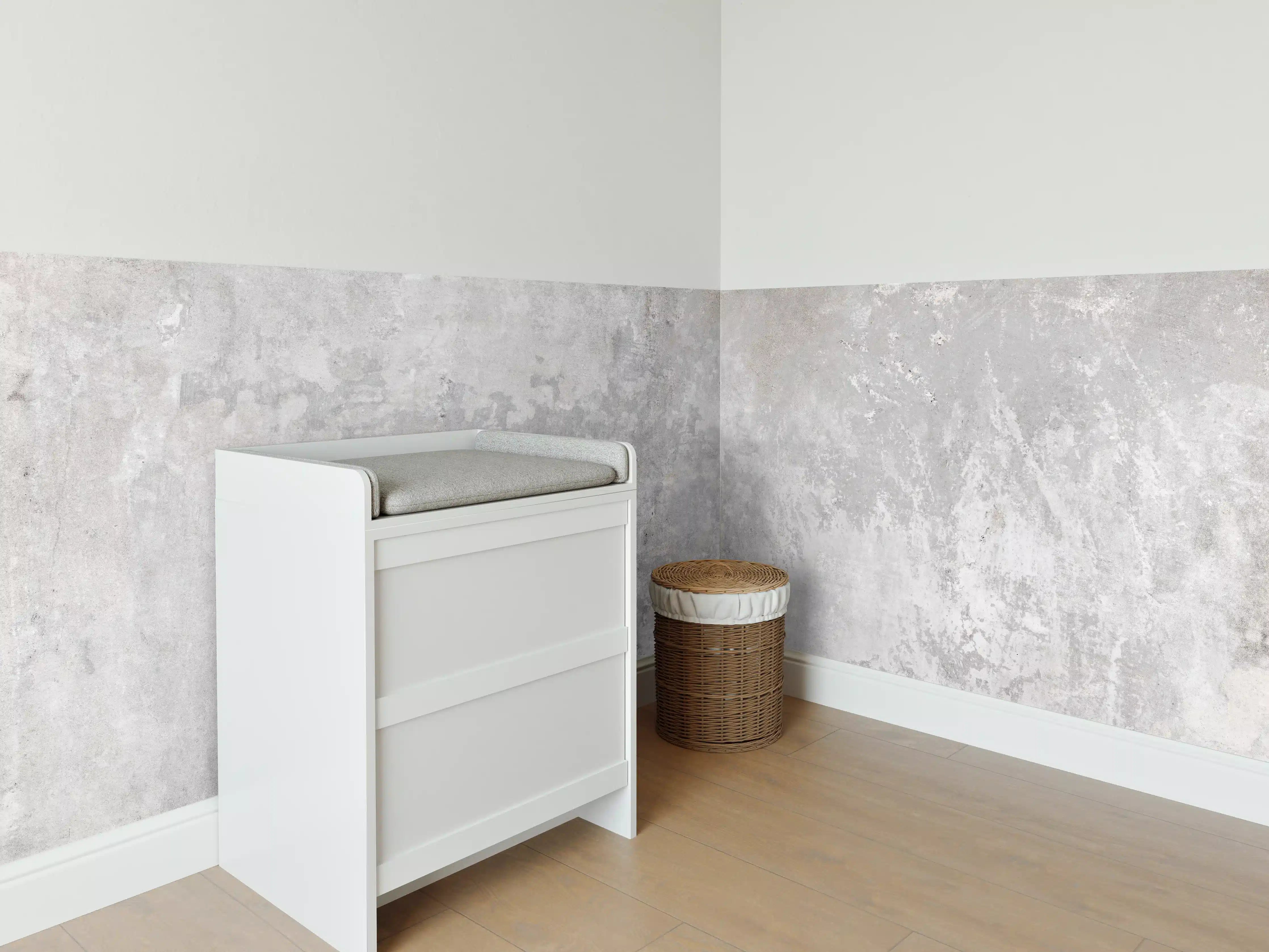 Babyzimmer Wandgestaltung - Silberne Betonstruktur im Weiß