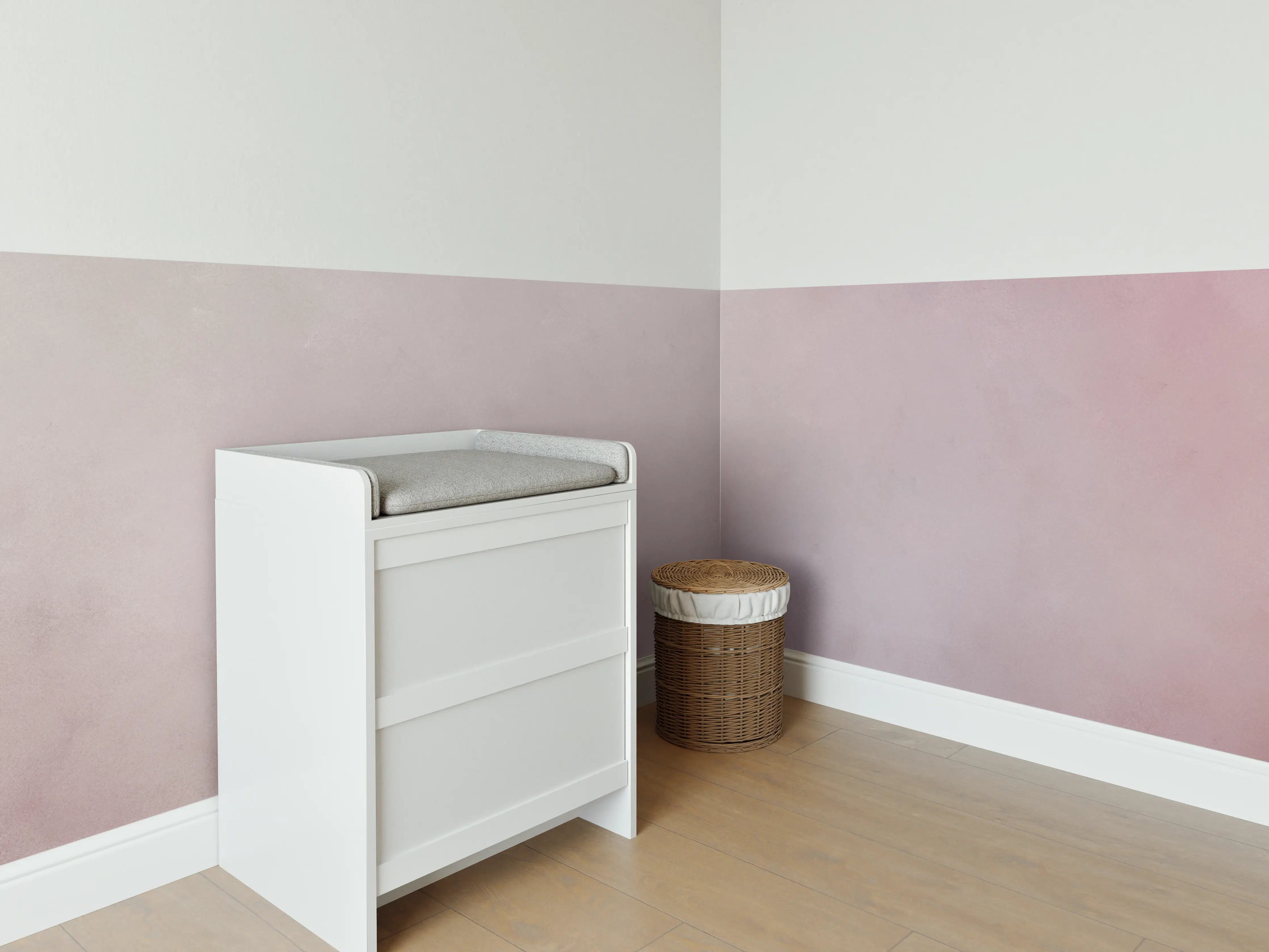 Babyzimmer Wandgestaltung - Silberner Beton mit grauer Maserung