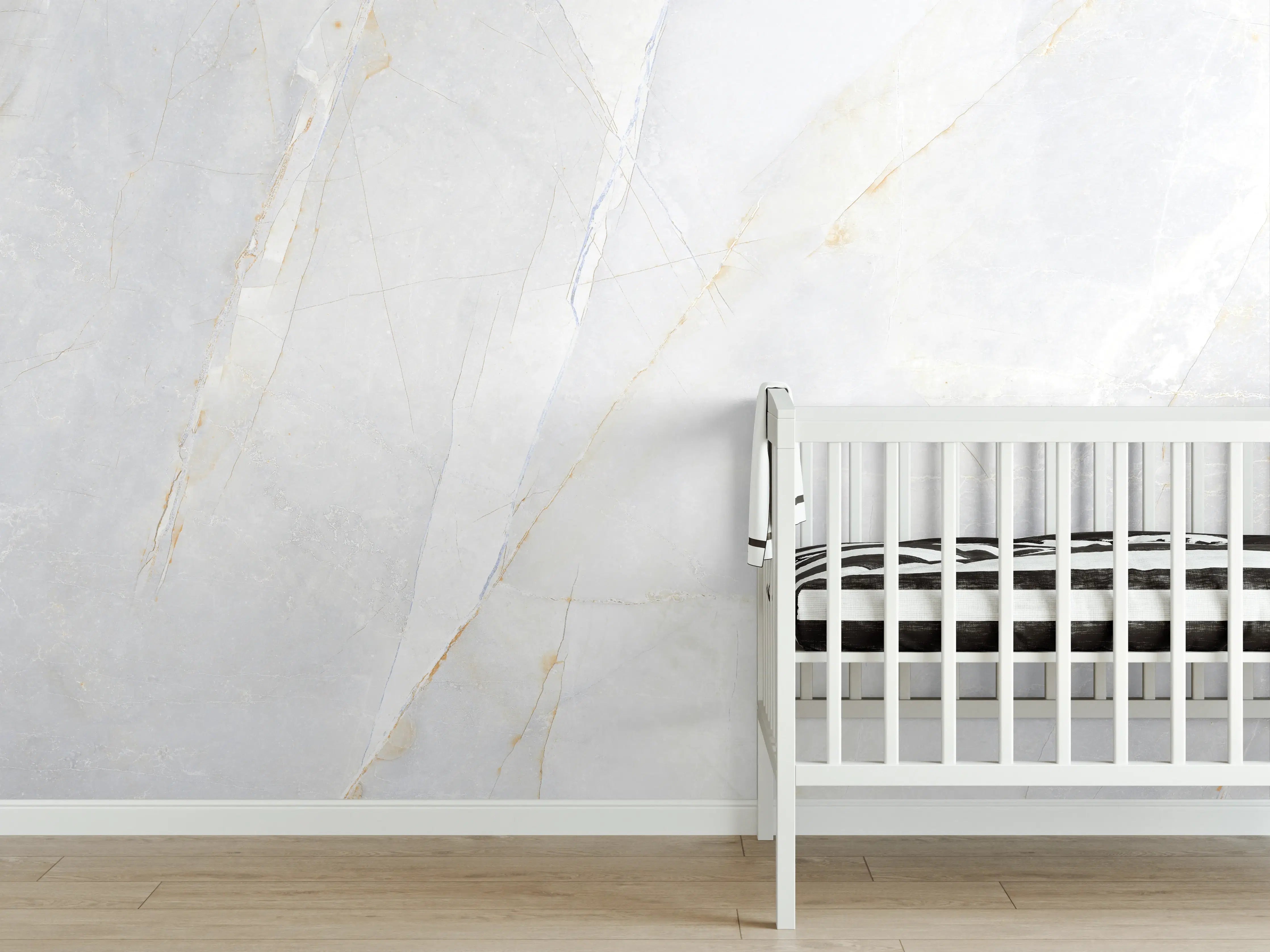 Babyzimmer Wandgestaltung - Silberner Marmor mit goldenen Linien