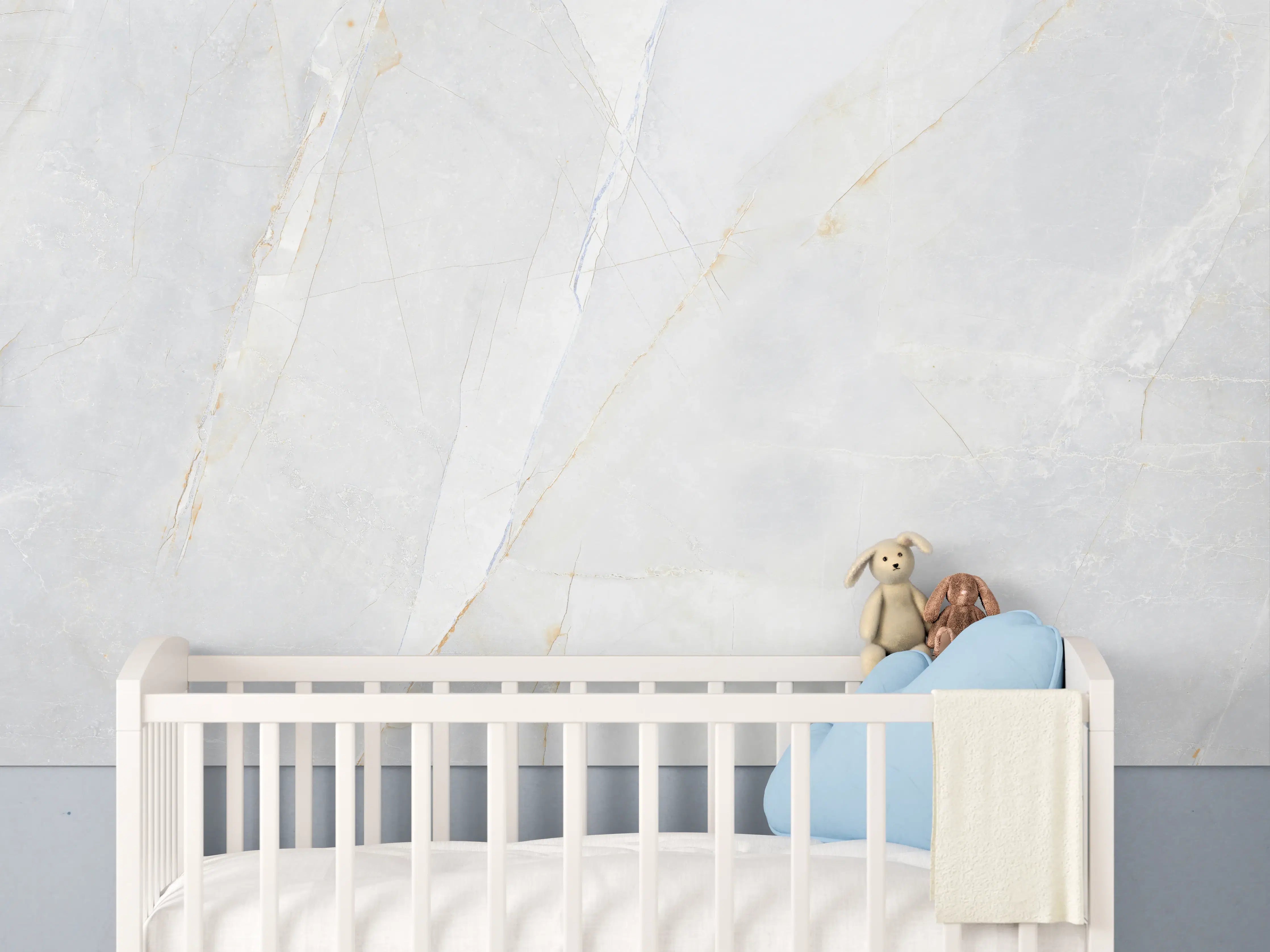 Babyzimmer Wandgestaltung - Silberner Marmor mit goldenen Linien