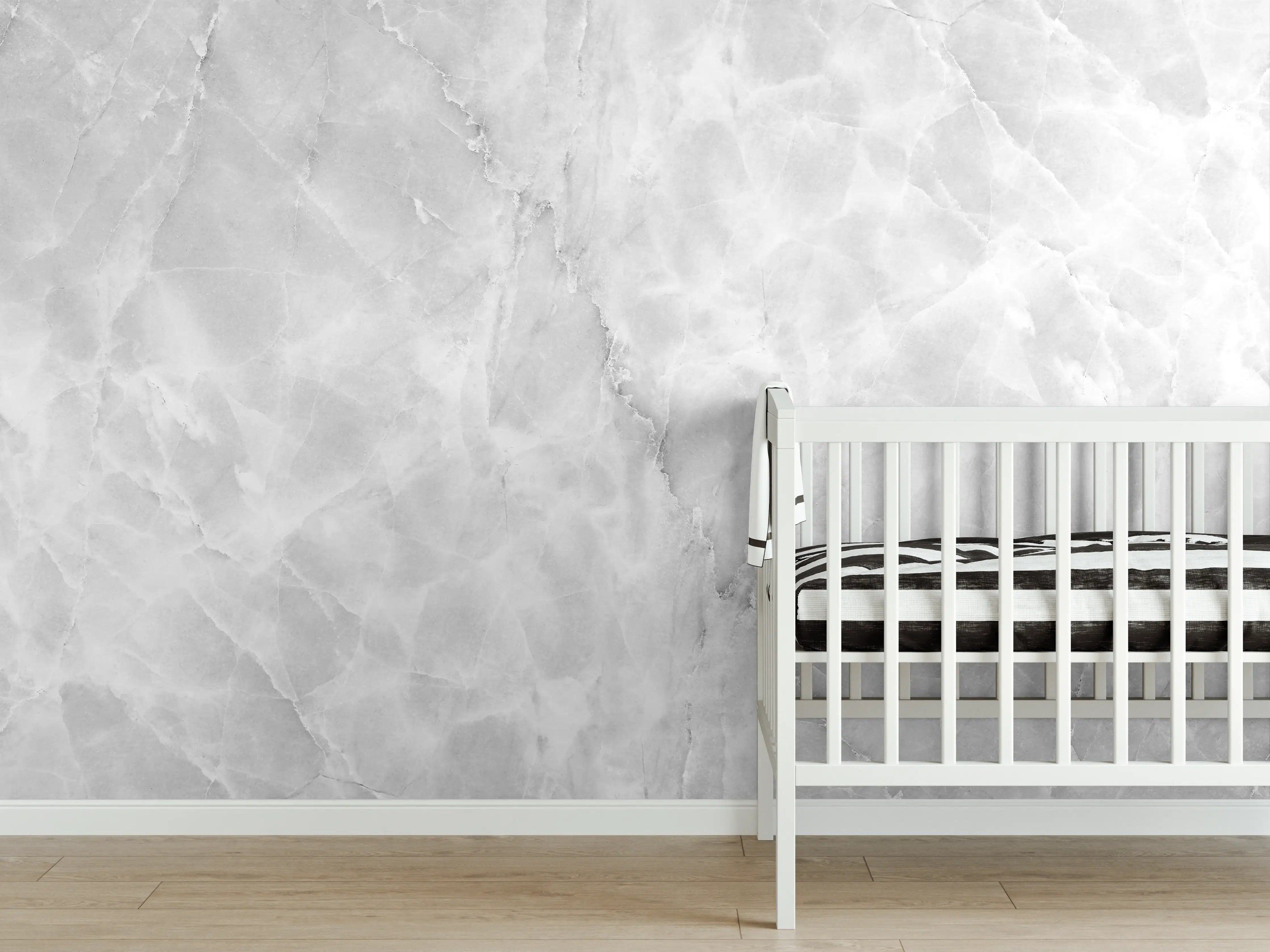 Babyzimmer Wandgestaltung - Silberner Marmor mit grauen Linien