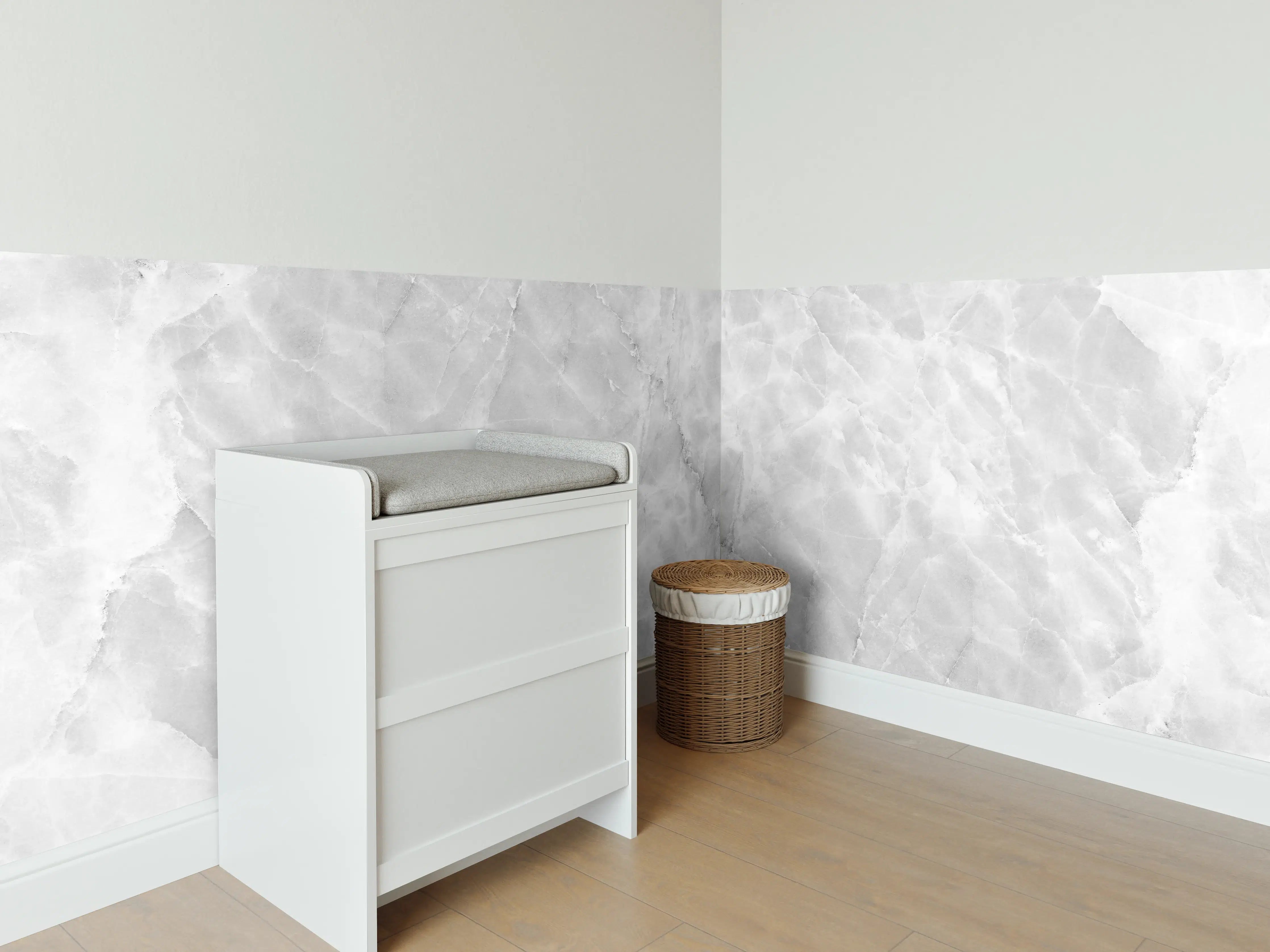 Babyzimmer Wandgestaltung - Silberner Marmor mit grauen Linien