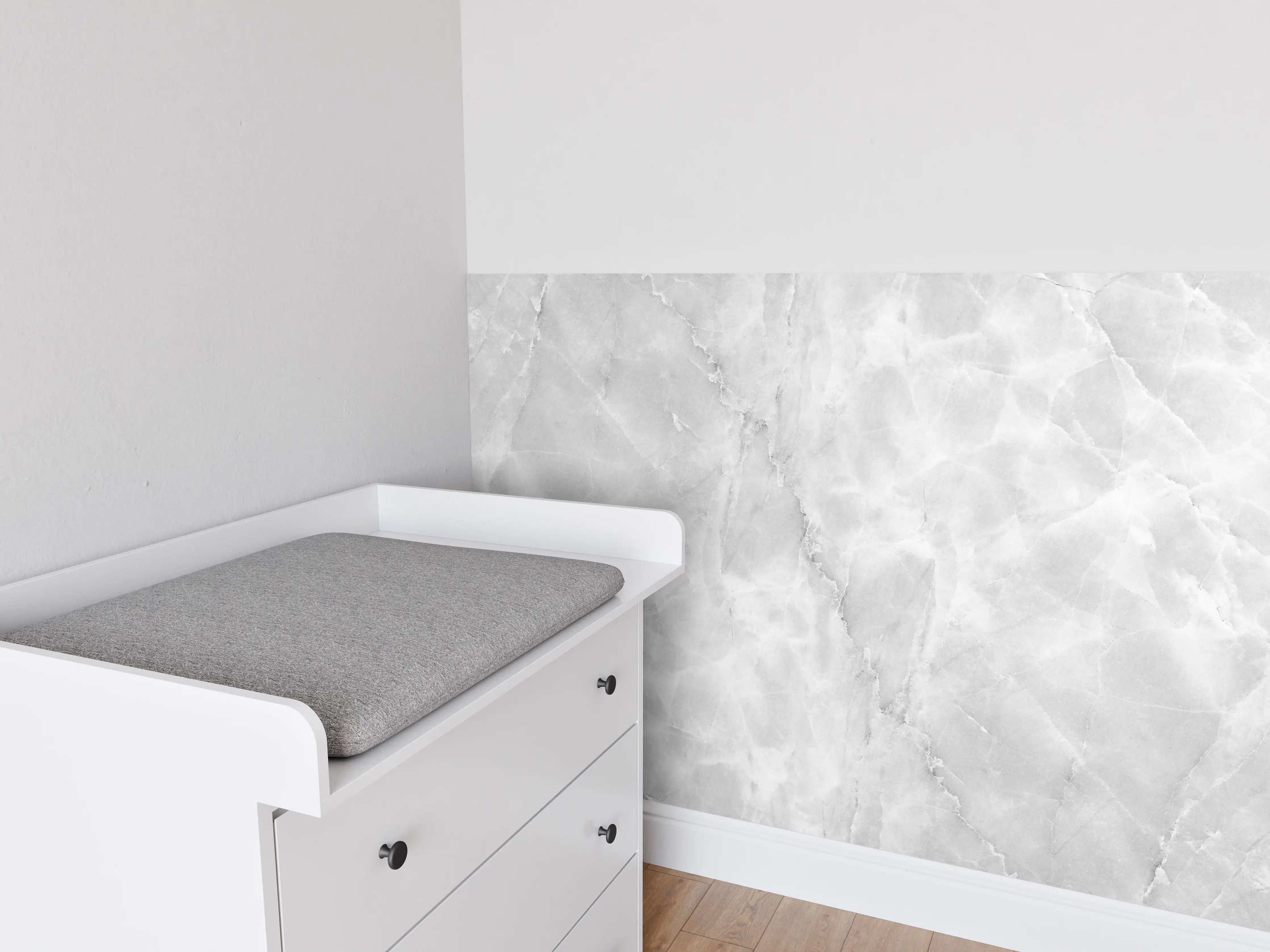 Babyzimmer Wandgestaltung - Silberner Marmor mit grauen Linien
