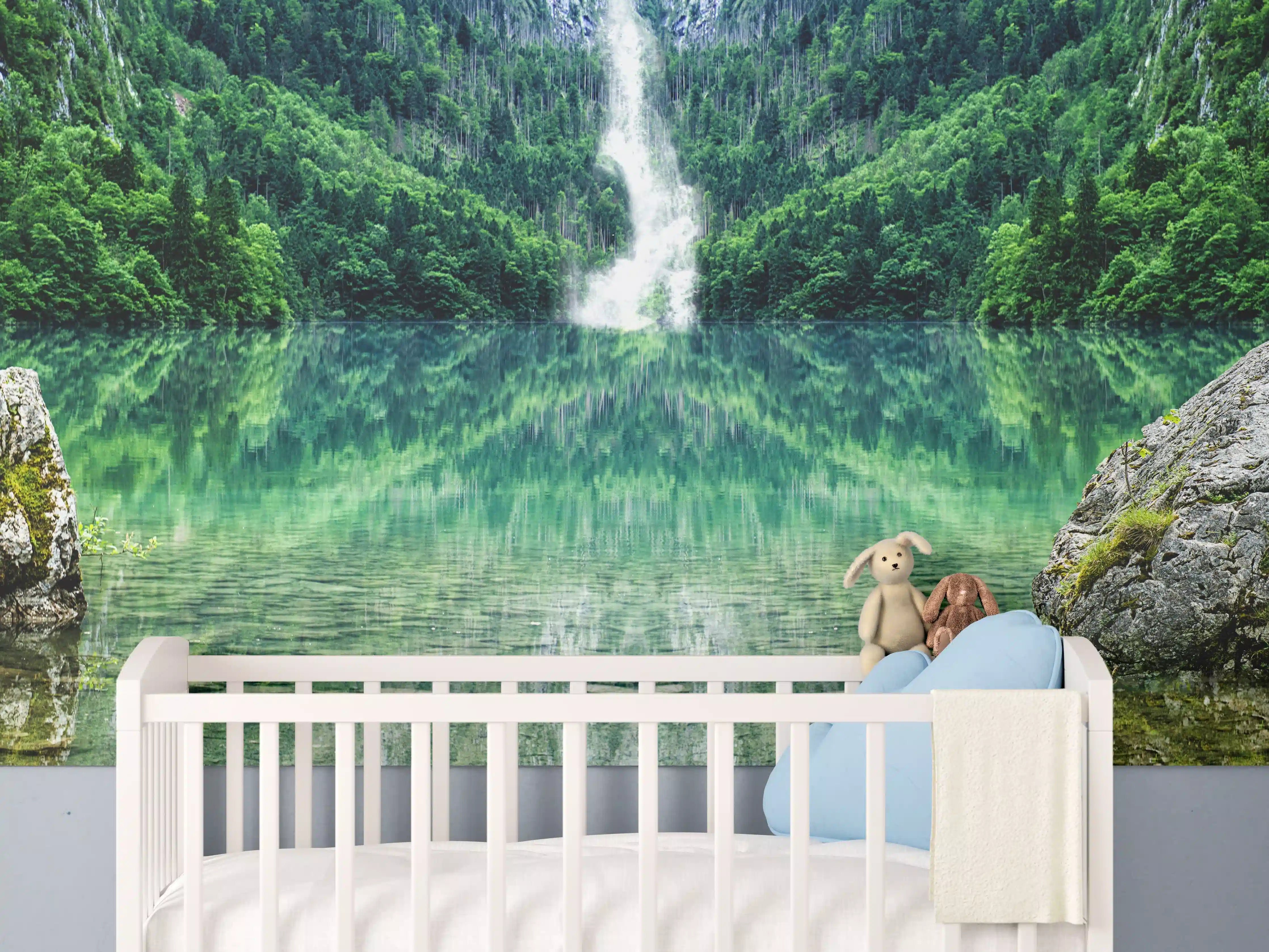 Babyzimmer Wandgestaltung - Silberner Wasserfall im Nebelwald