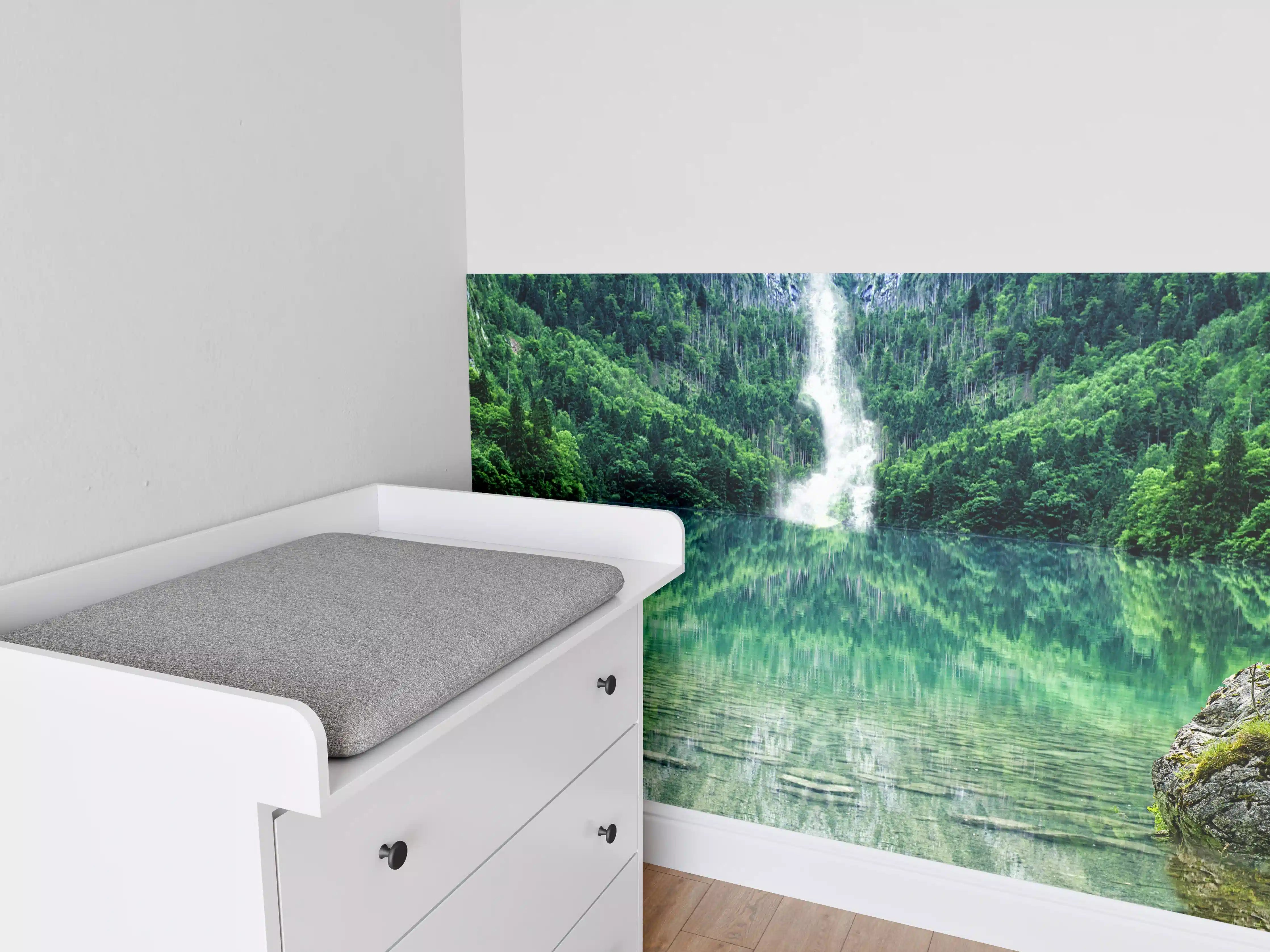 Babyzimmer Wandgestaltung - Silberner Wasserfall im Nebelwald