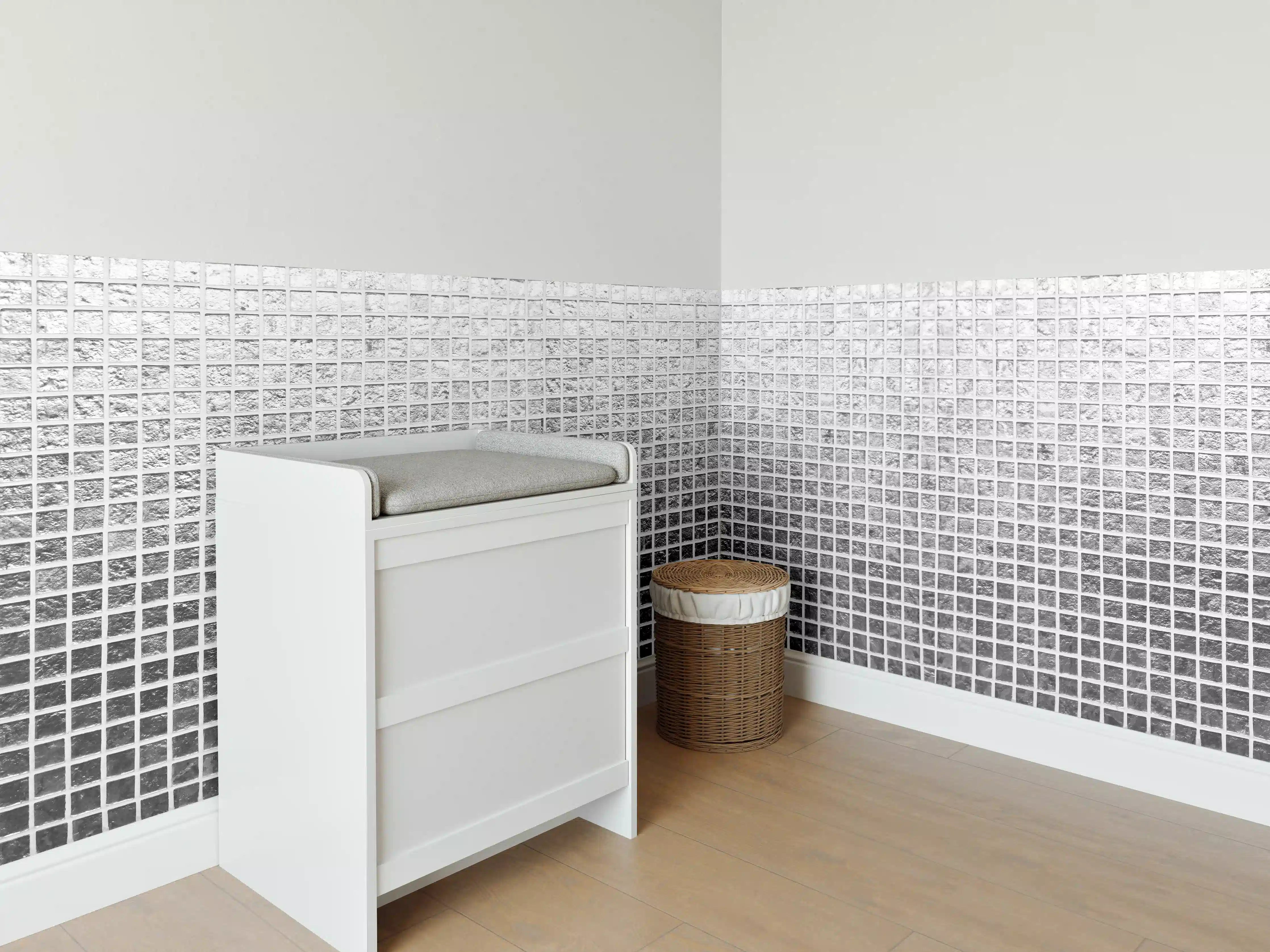 Babyzimmer Wandgestaltung - Silbernes Fliesen Mosaikmuster