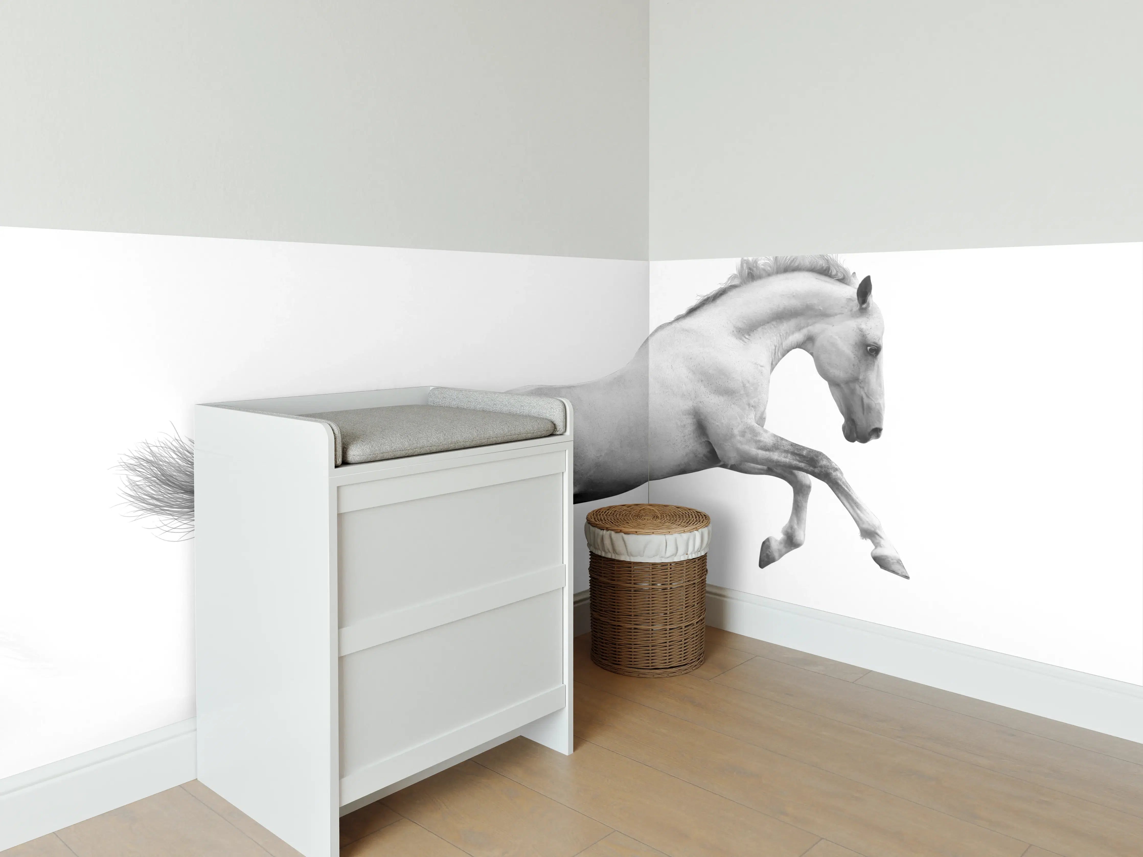 Babyzimmer Wandgestaltung - Silberweißes Pferd Dynamik