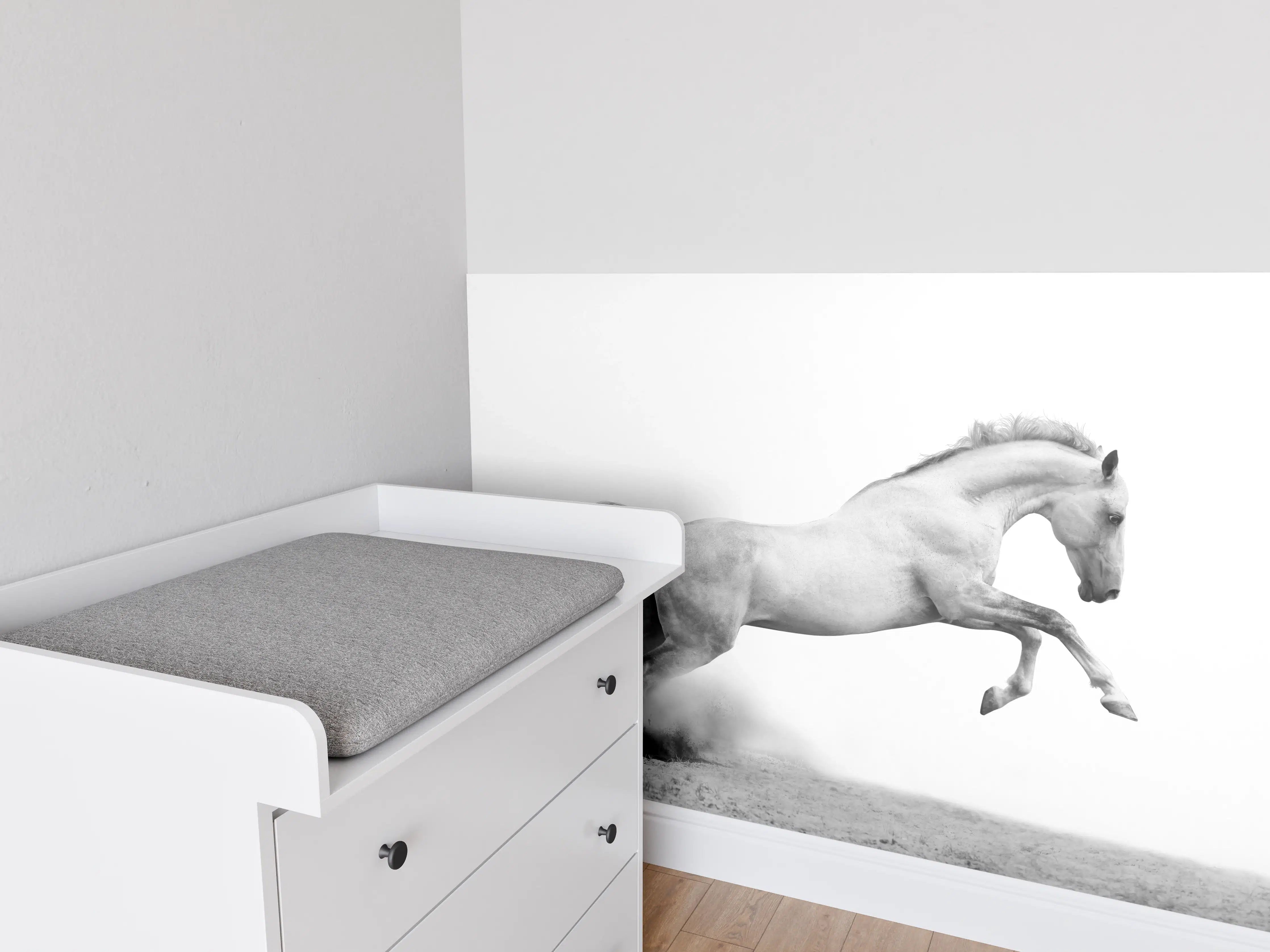 Babyzimmer Wandgestaltung - Silberweißes Pferd Dynamik
