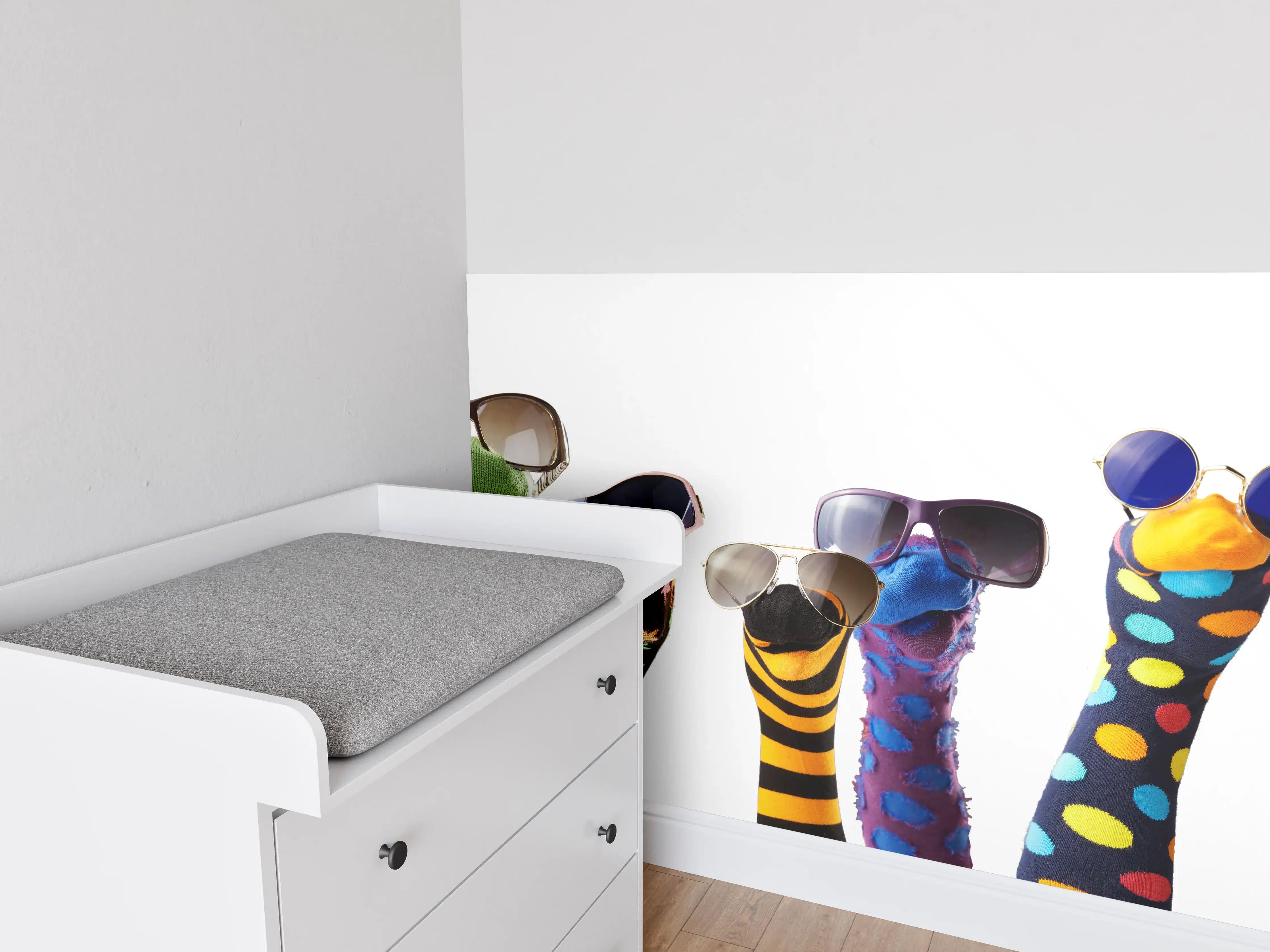 Babyzimmer Wandgestaltung - Sockenpuppen mit Brille