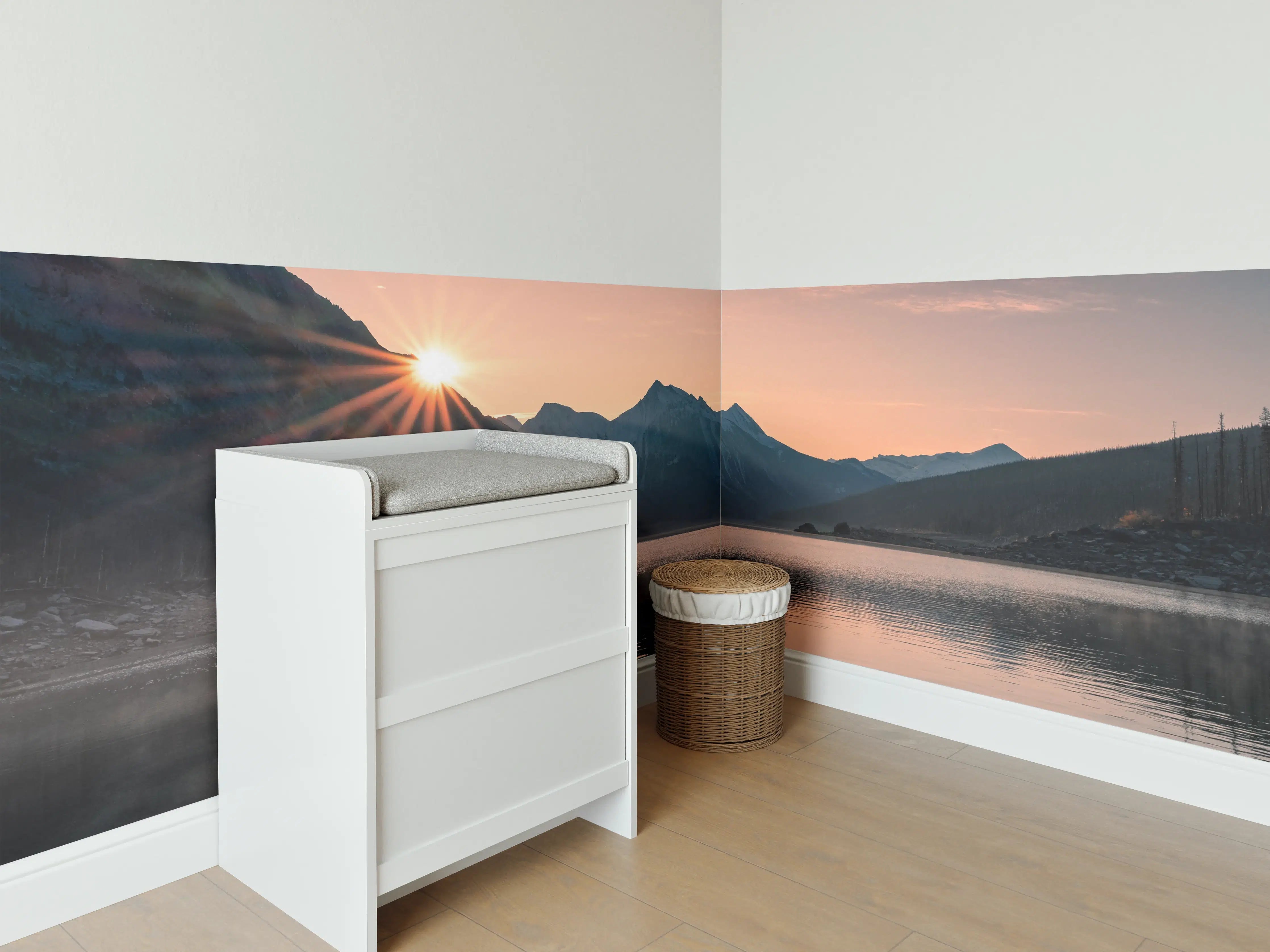 Babyzimmer Wandgestaltung - Sonnenstrahlen im Bergnebel