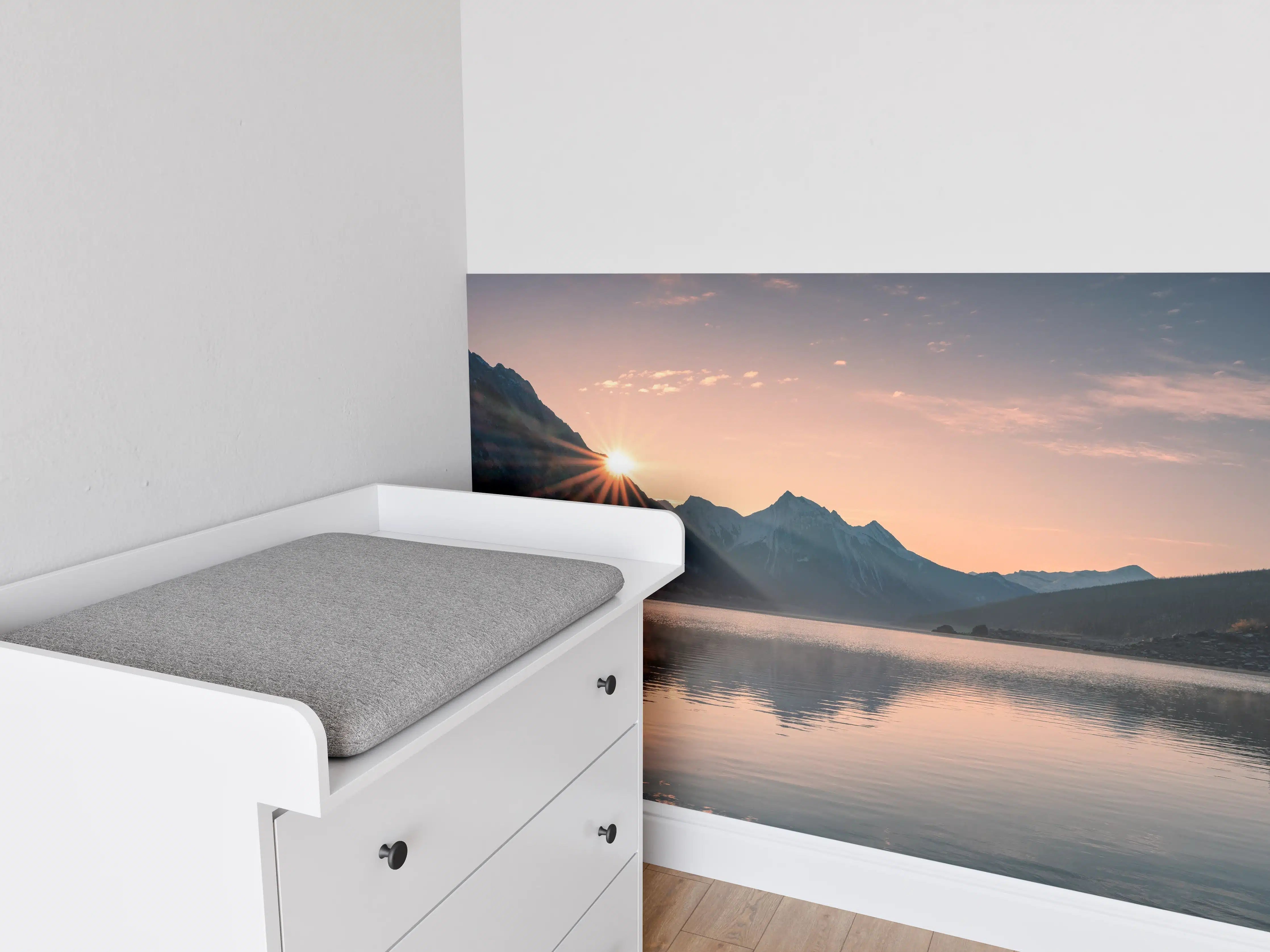 Babyzimmer Wandgestaltung - Sonnenstrahlen im Bergnebel