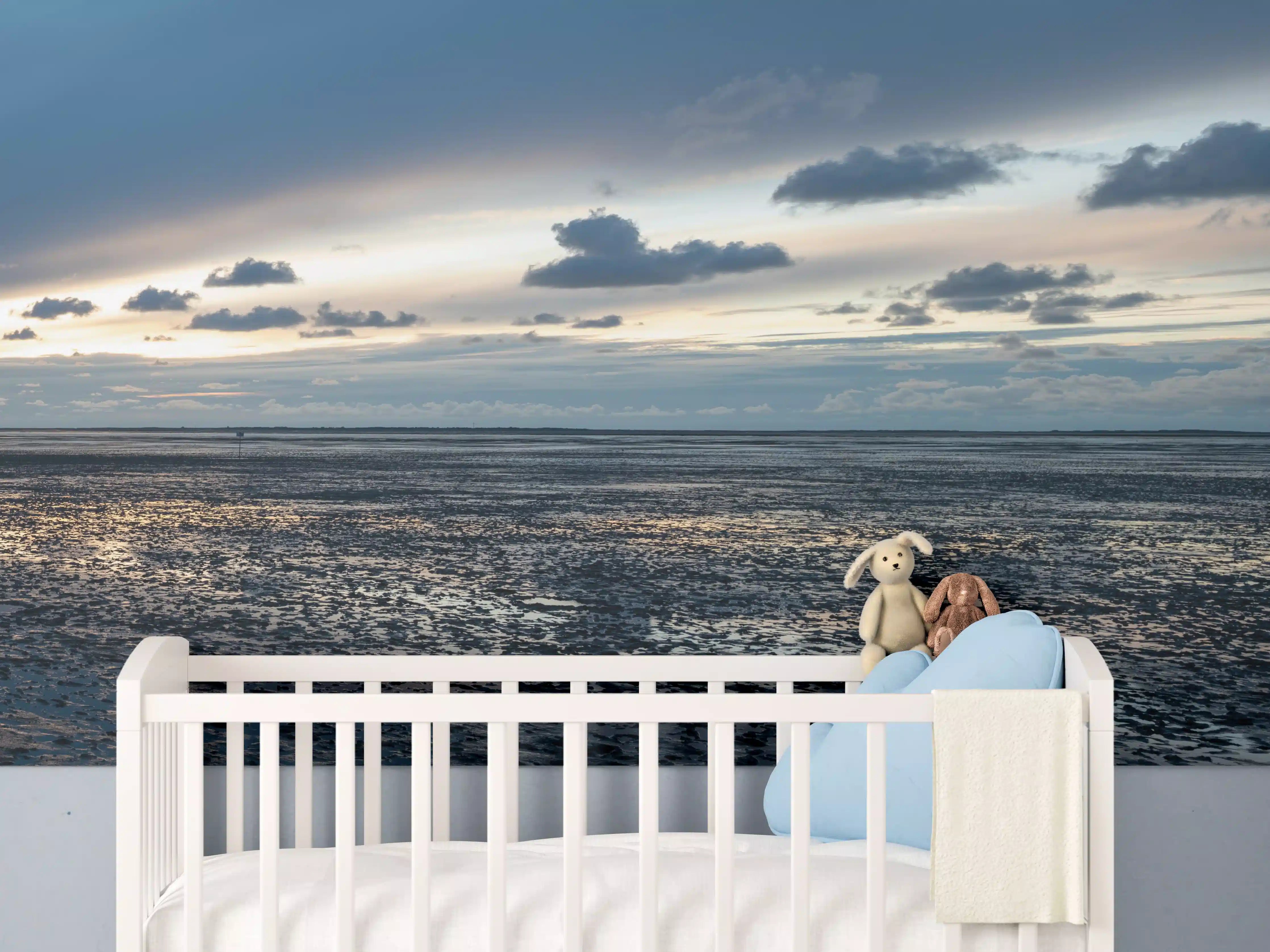 Babyzimmer Wandgestaltung - Sonnenuntergang am Meer mit dramatischem Himmel
