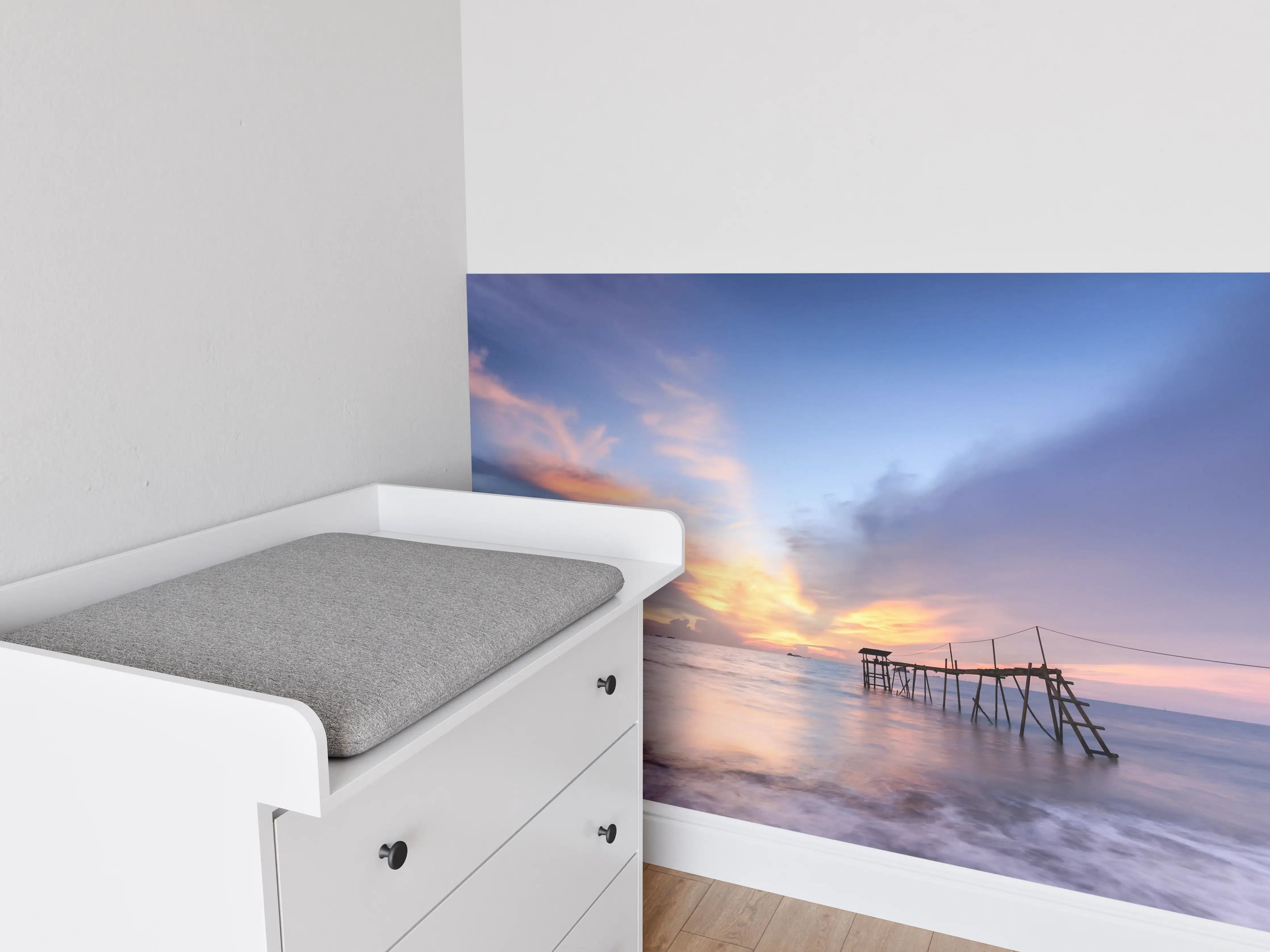 Babyzimmer Wandgestaltung - Sonnenuntergang am Strand mit altem Pier