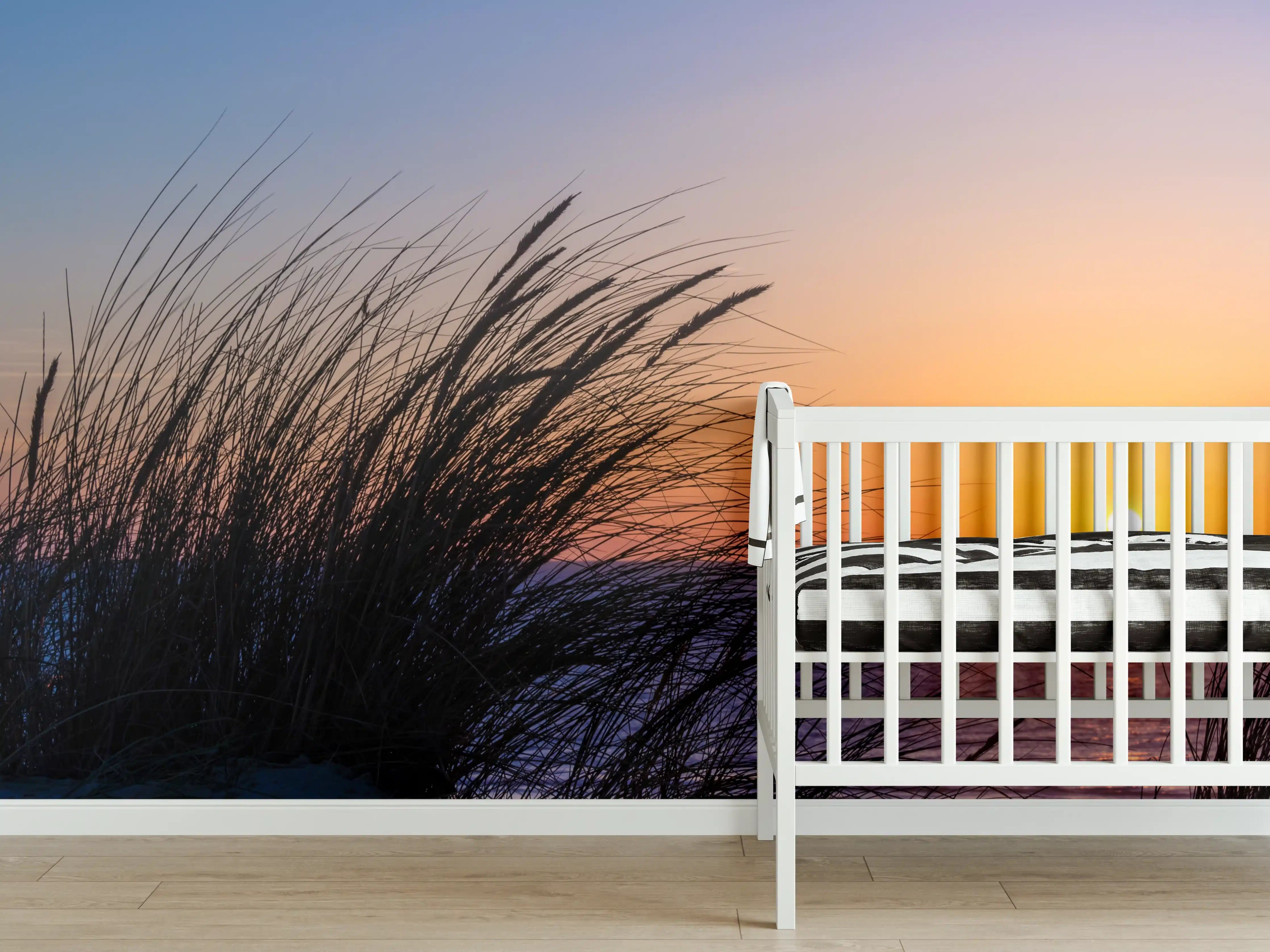 Babyzimmer Wandgestaltung - Sonnenuntergang über dem Meer mit Gras im Vordergrund