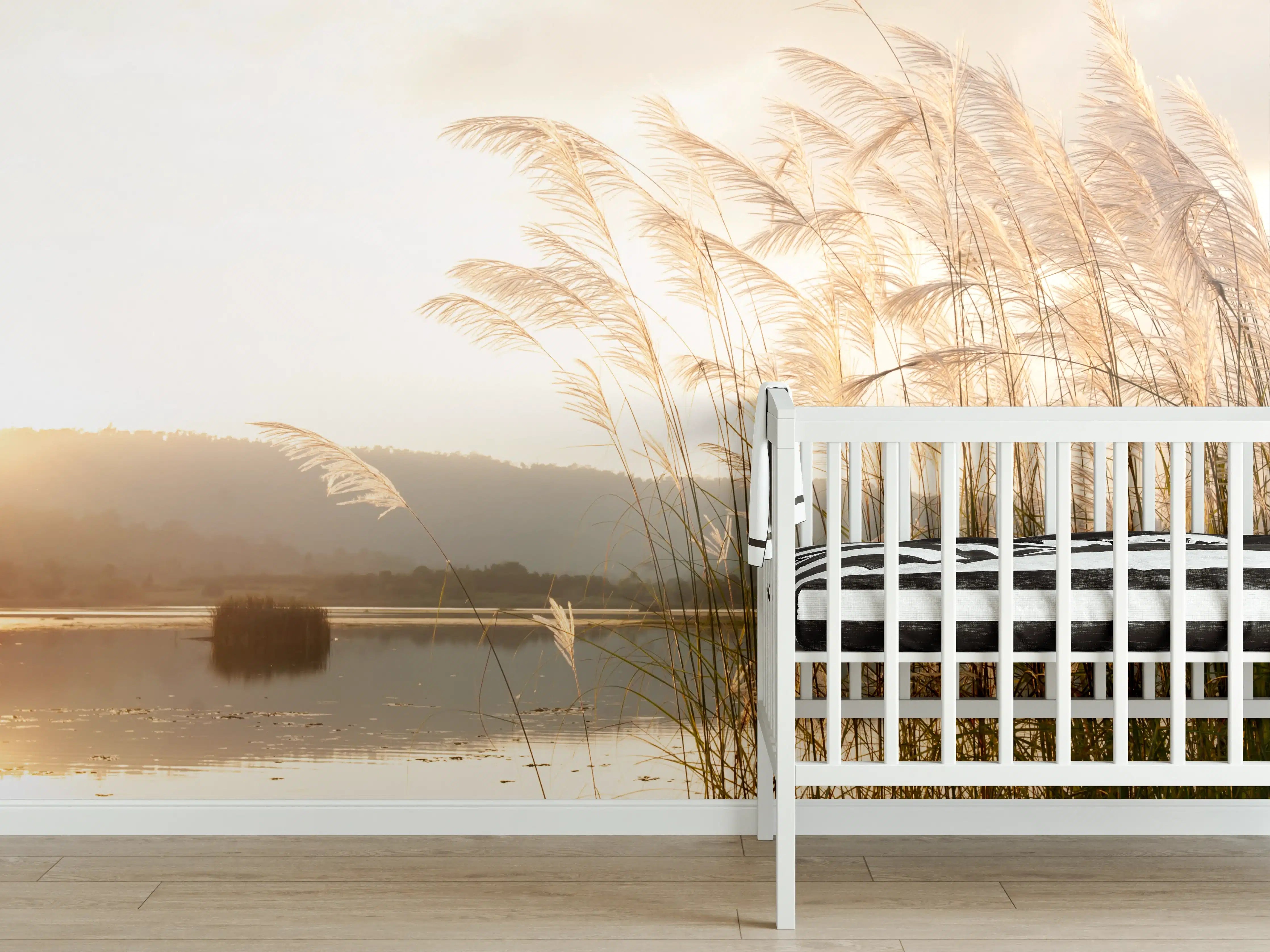 Babyzimmer Wandgestaltung - Sonnenuntergang über dem See mit Gräsern