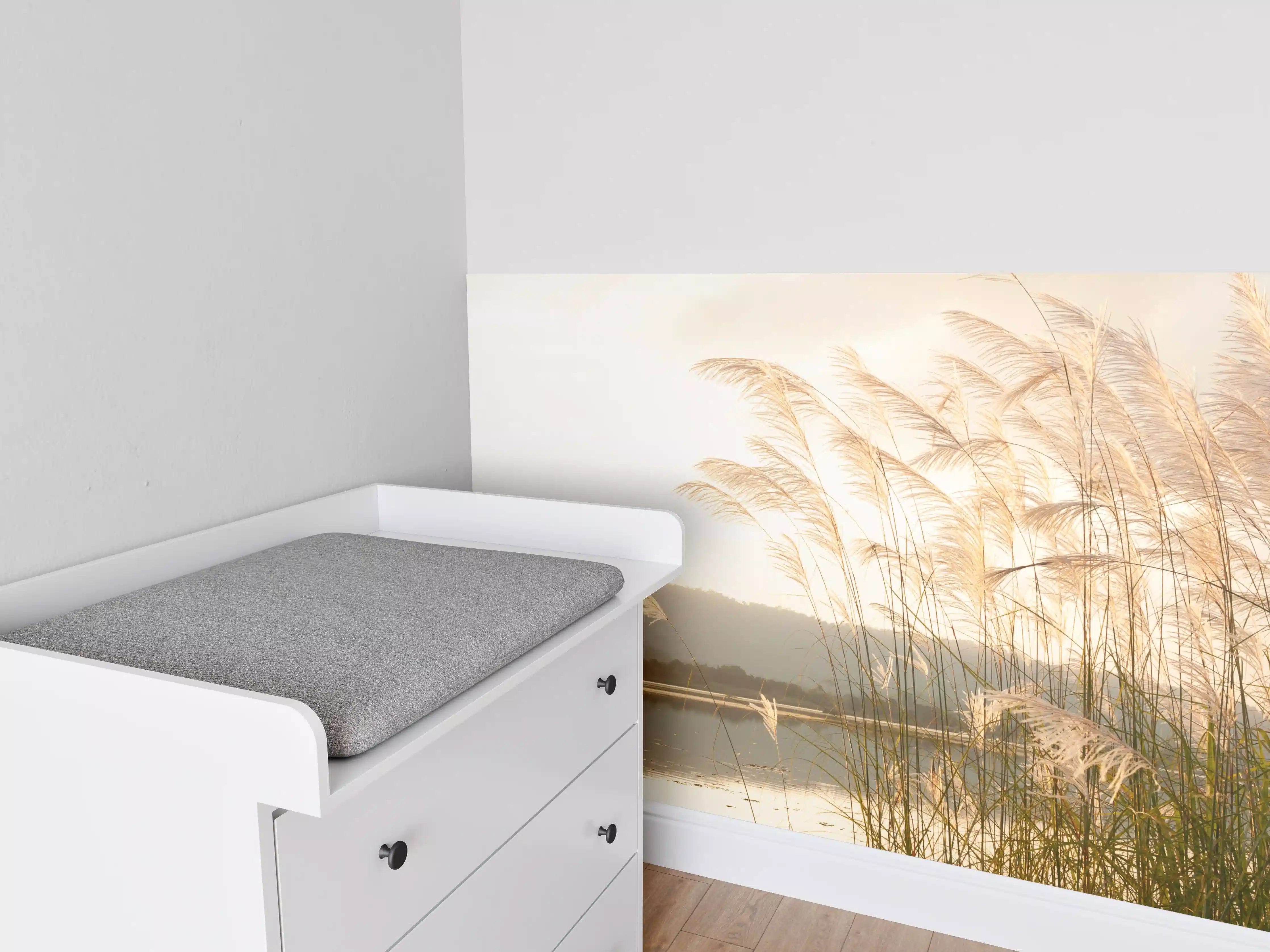 Babyzimmer Wandgestaltung - Sonnenuntergang über dem See mit Gräsern