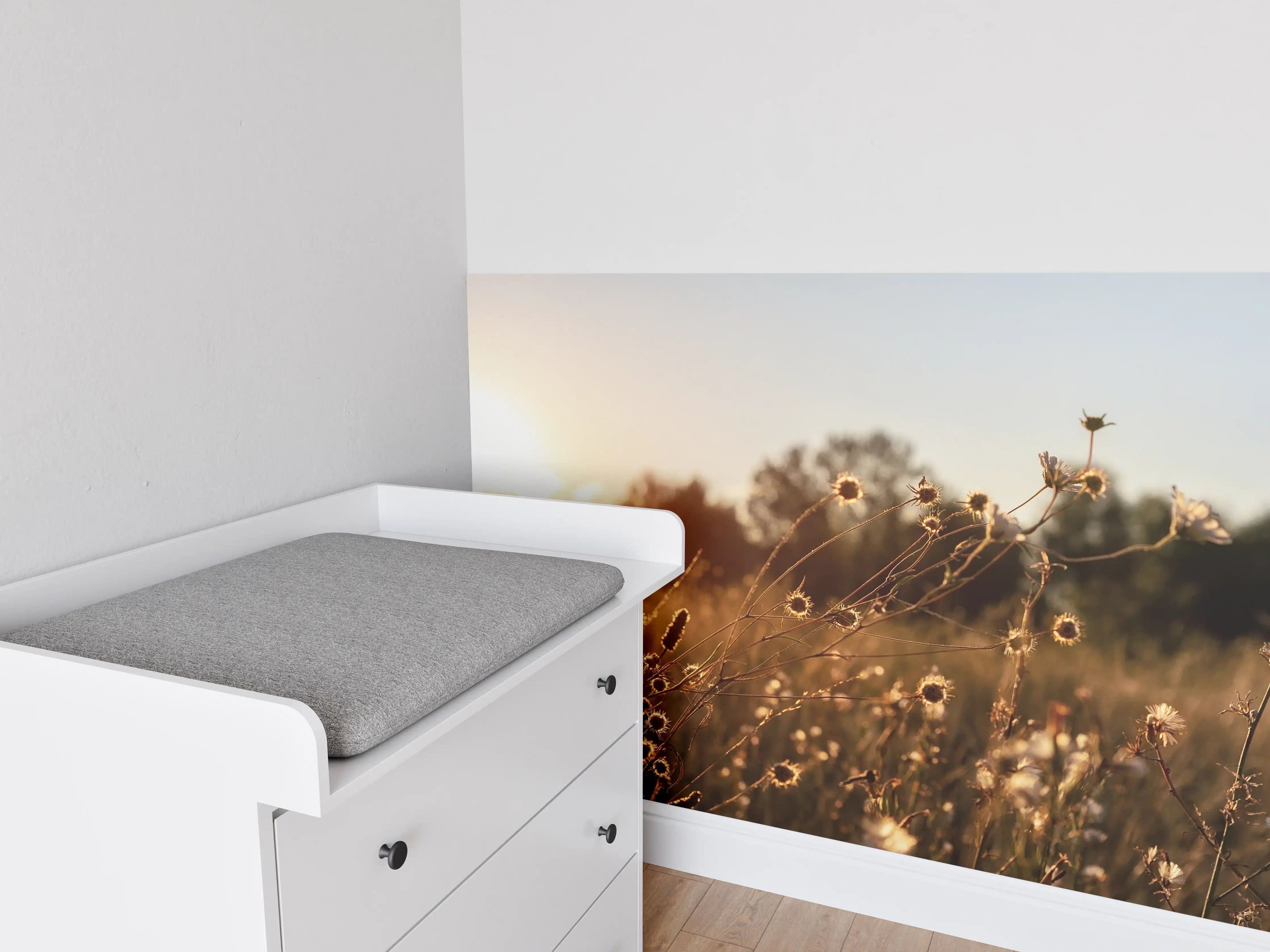 Babyzimmer Wandgestaltung - Sonnenuntergang über der Feldflora