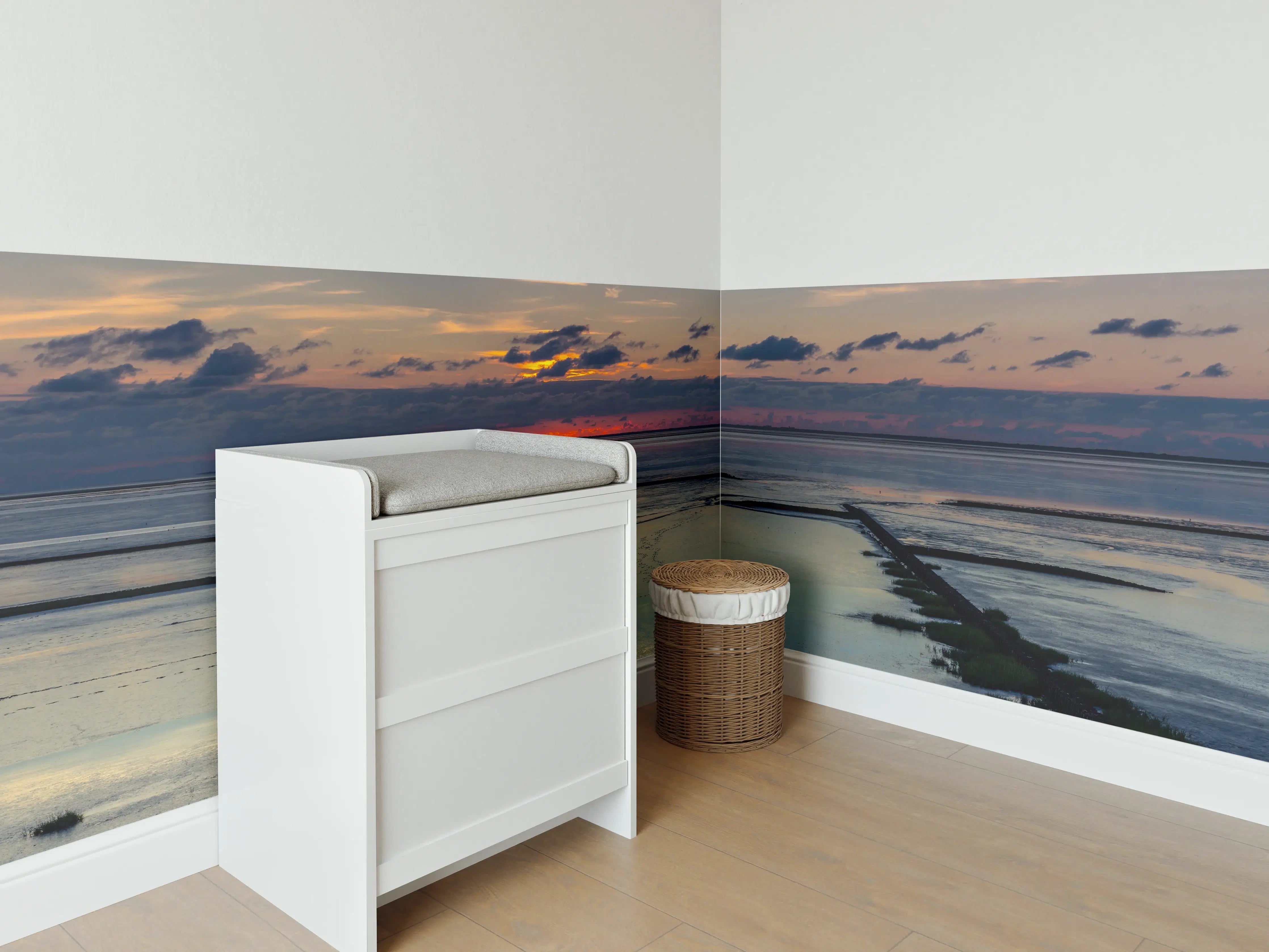 Babyzimmer Wandgestaltung - Sonnenuntergang über ruhigem Wasser