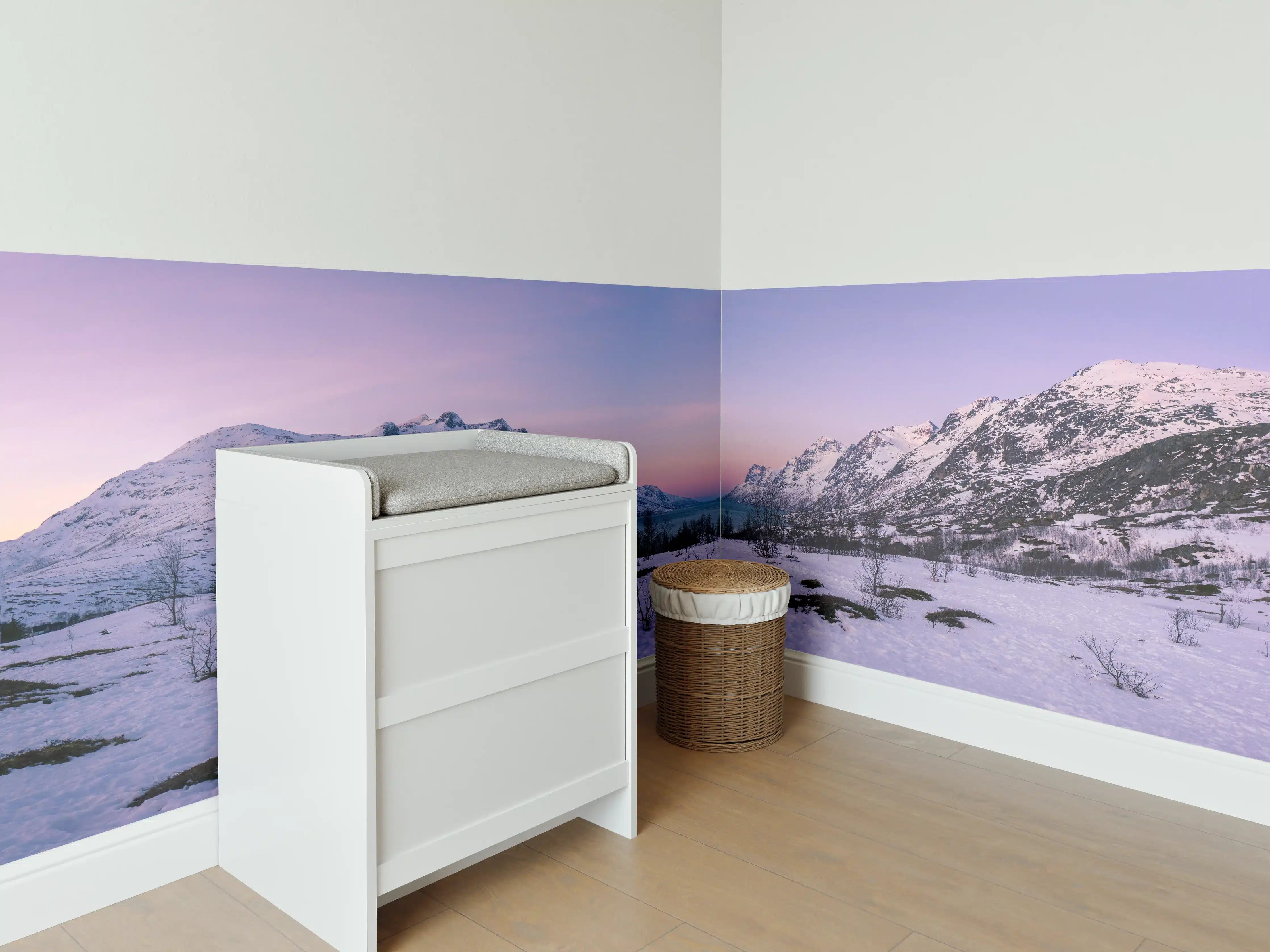 Babyzimmer Wandgestaltung - Sonnenuntergang über verschneiten Bergen
