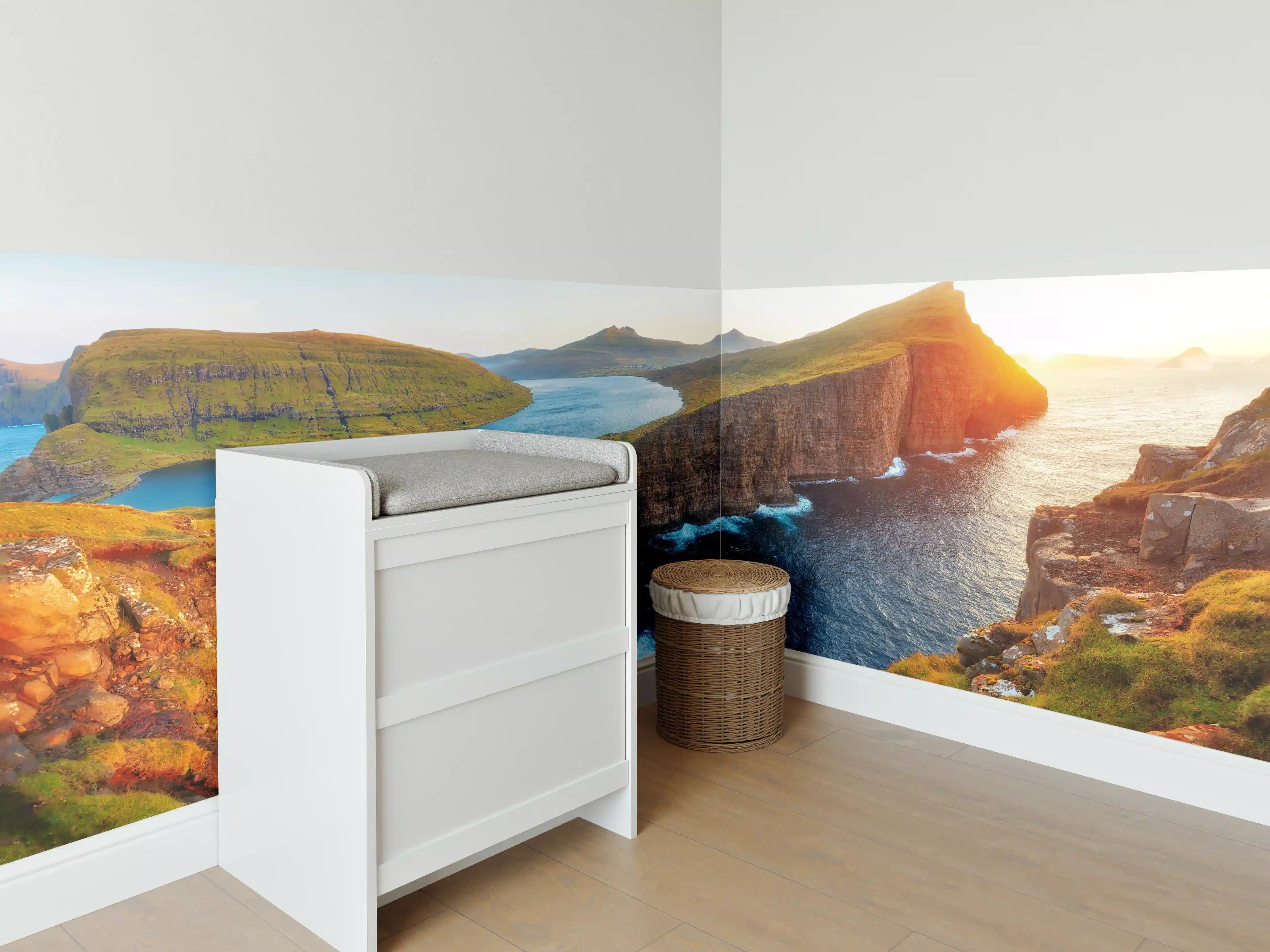 Babyzimmer Wandgestaltung - Sorvagsvatn See und mit Wasserfall ins Meer an der Färöer