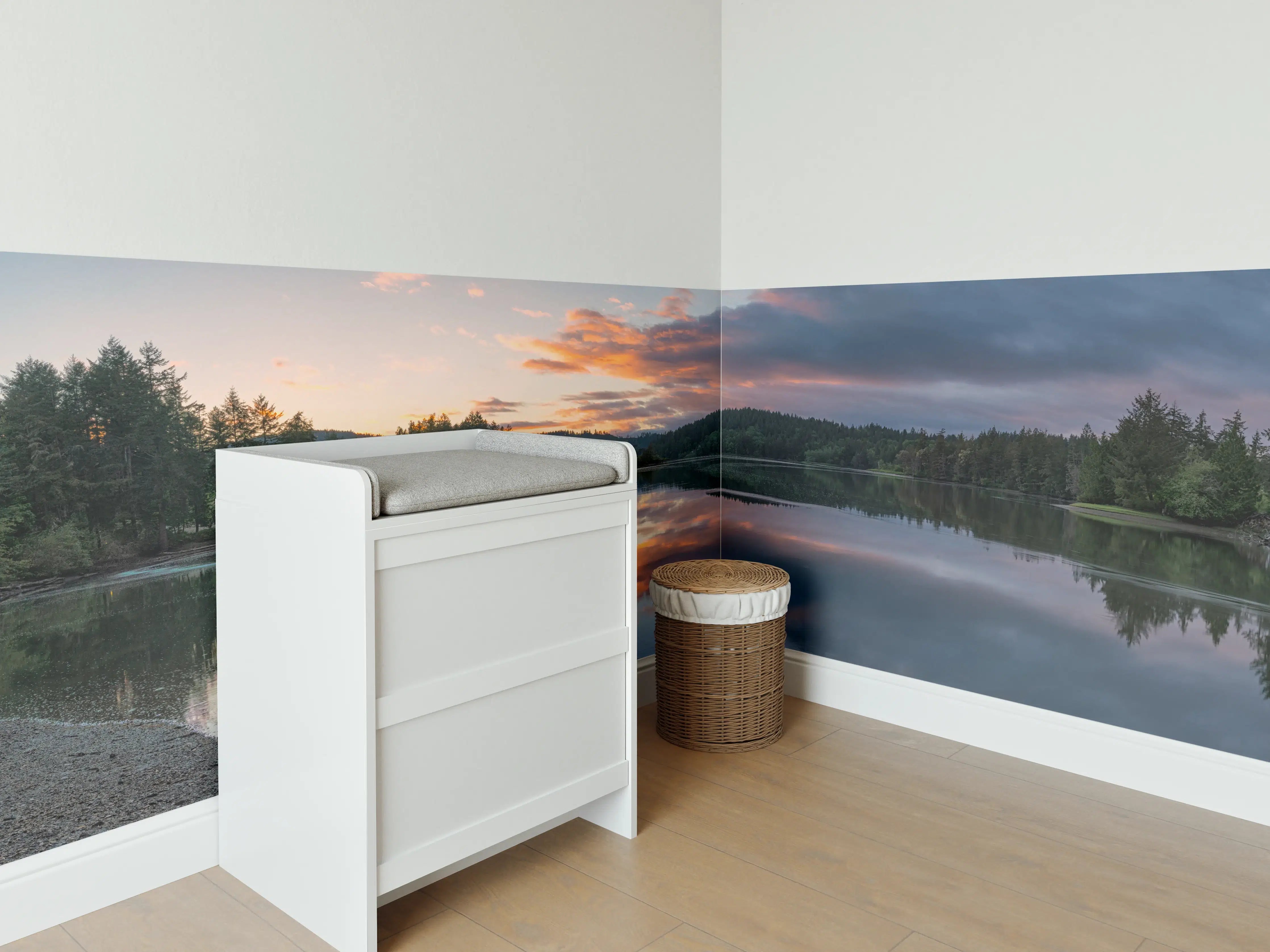 Babyzimmer Wandgestaltung - Spiegelnder See im Sonnenuntergang