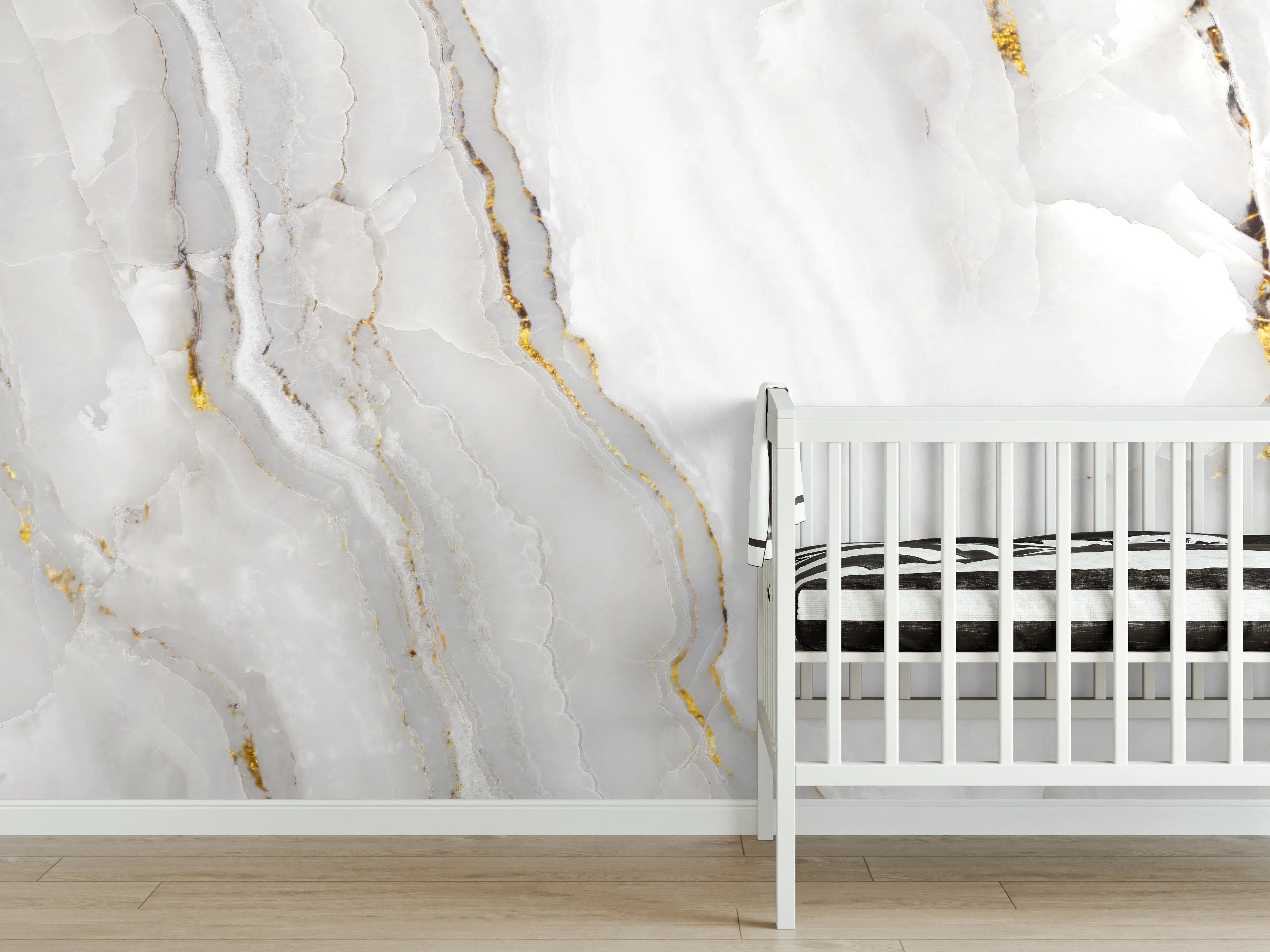 Babyzimmer Wandgestaltung - Statuario Marmor mit goldenen Akzenten