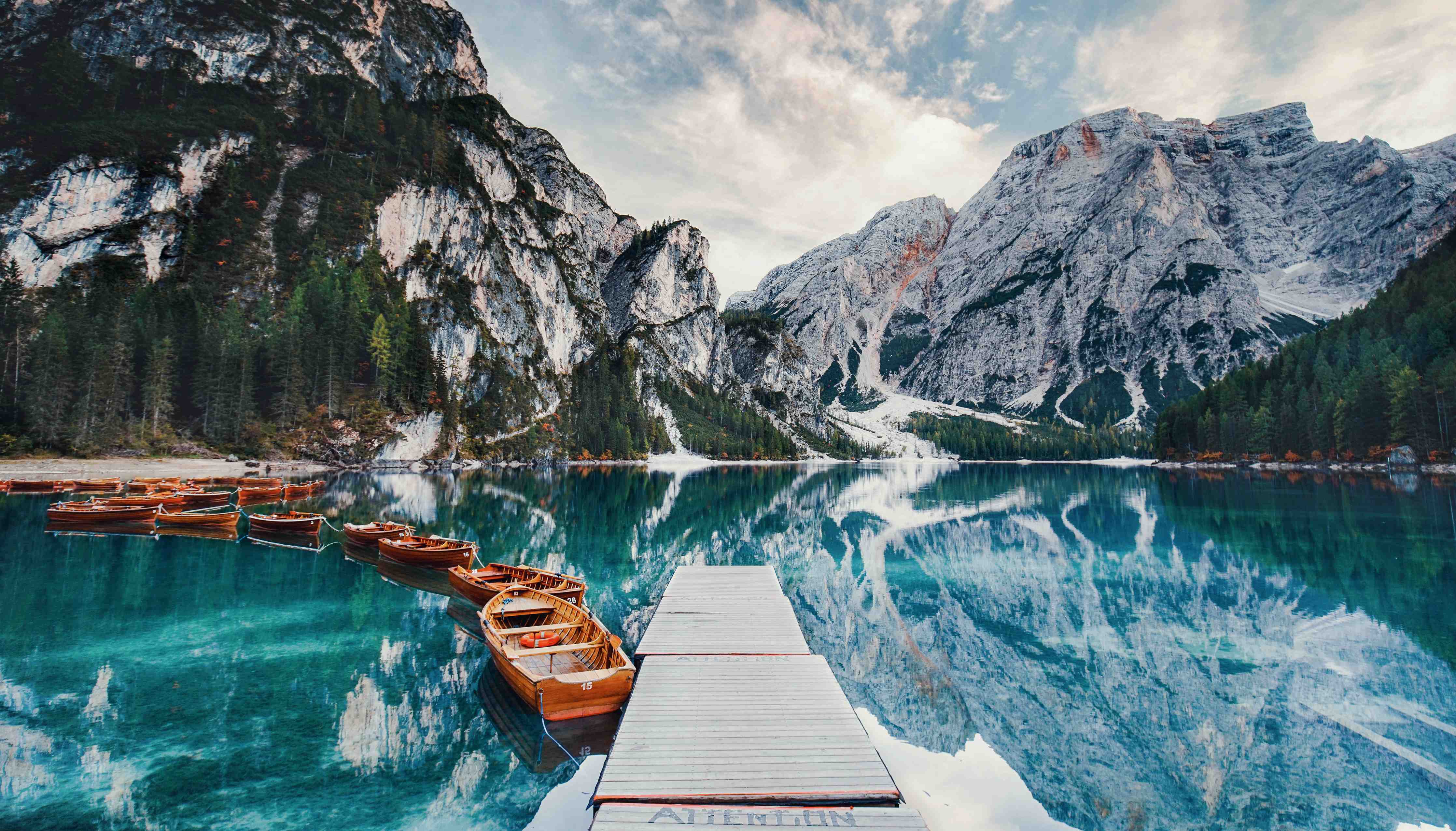 Babyzimmer Wandgestaltung-Steg am Bergsee mit Booten