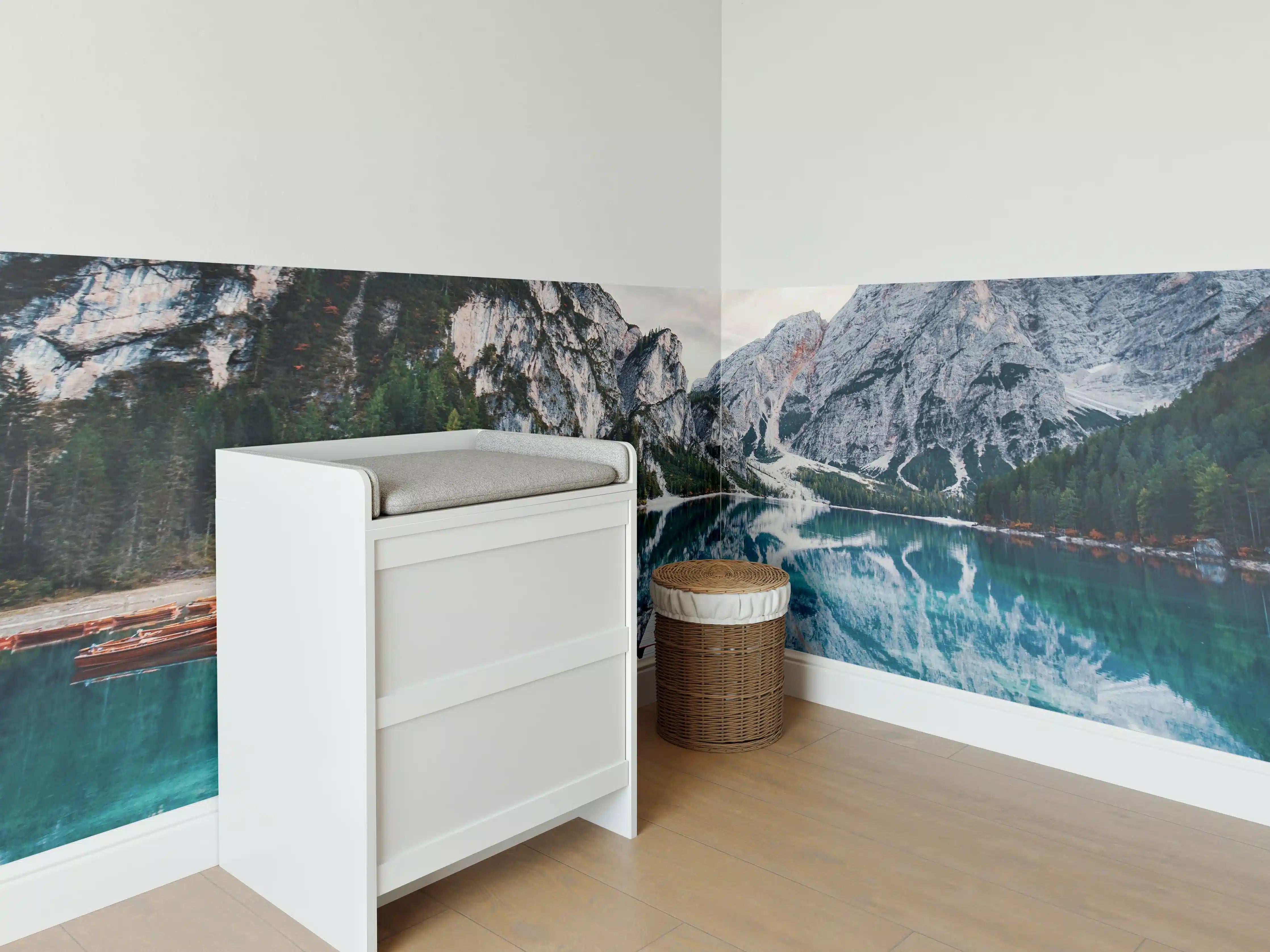 Babyzimmer Wandgestaltung - Steg am Bergsee mit Booten