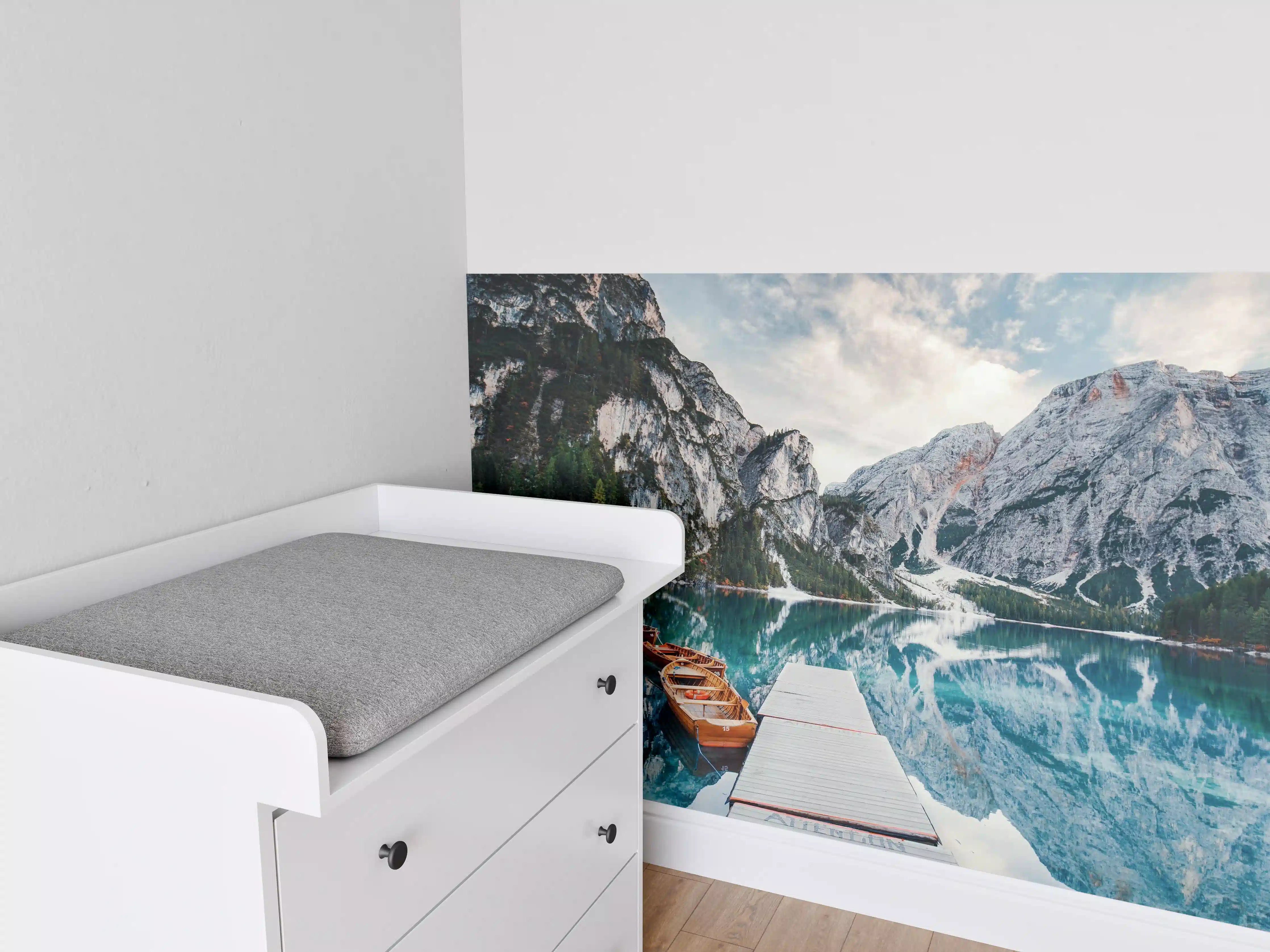 Babyzimmer Wandgestaltung - Steg am Bergsee mit Booten