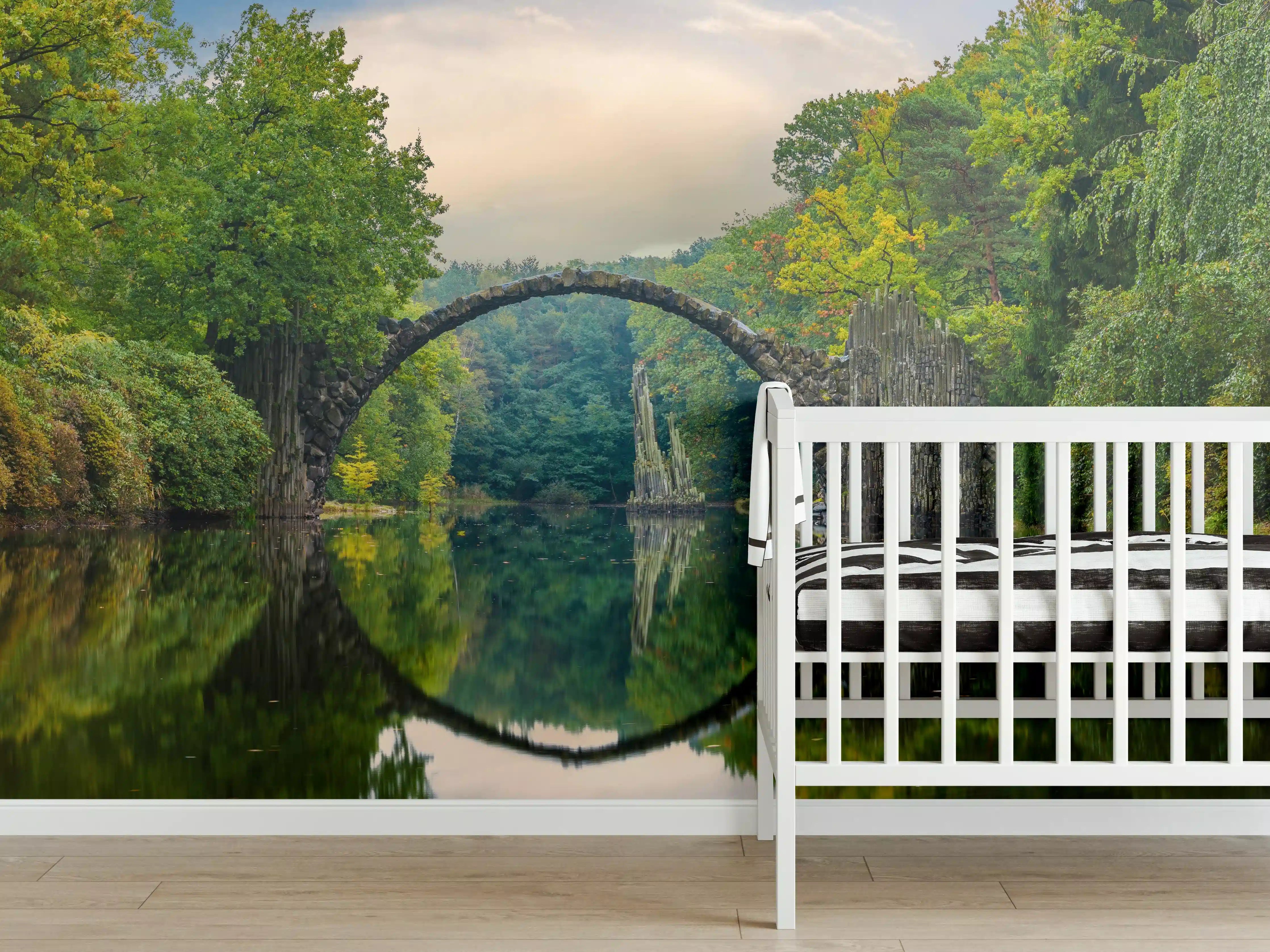 Babyzimmer Wandgestaltung - Steinbrücke über Fluss im Wald