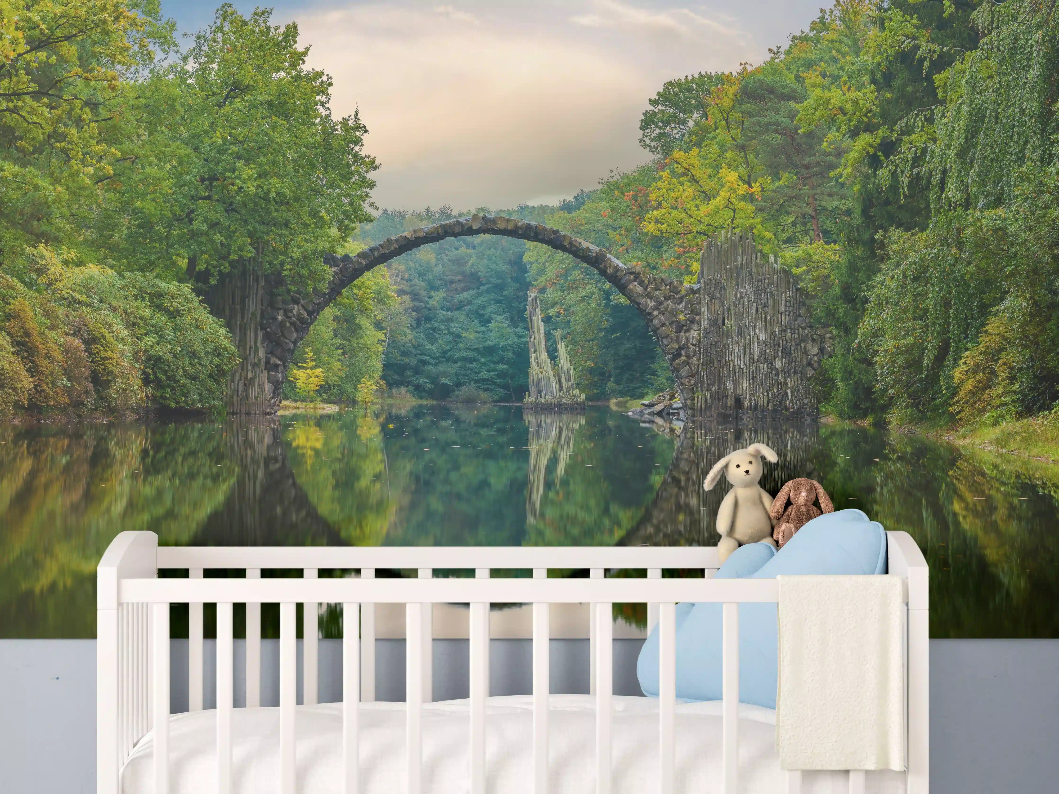 Babyzimmer Wandgestaltung - Steinbrücke über Fluss im Wald