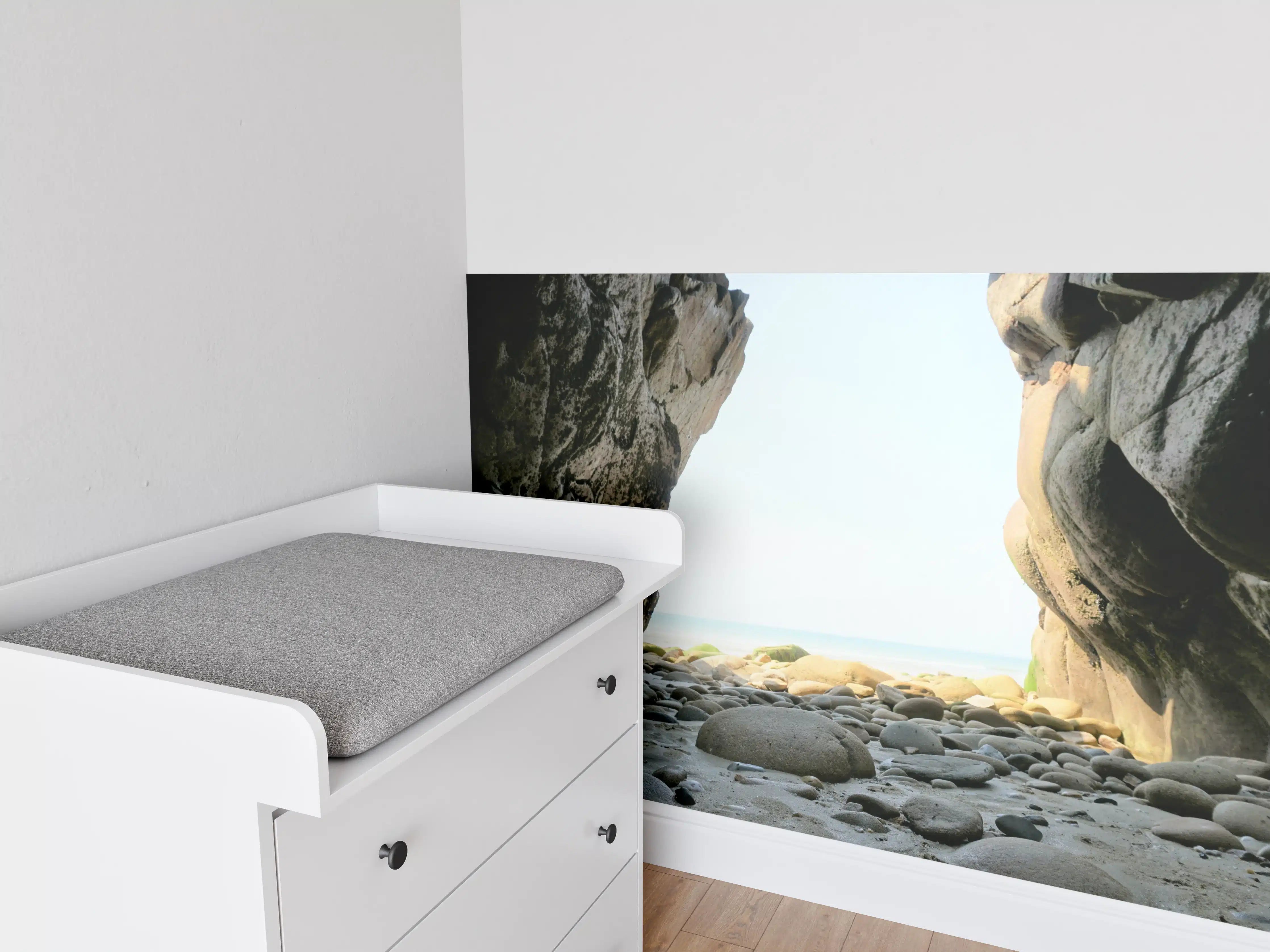 Babyzimmer Wandgestaltung - Steinstrand zwischen Felsen an Küste