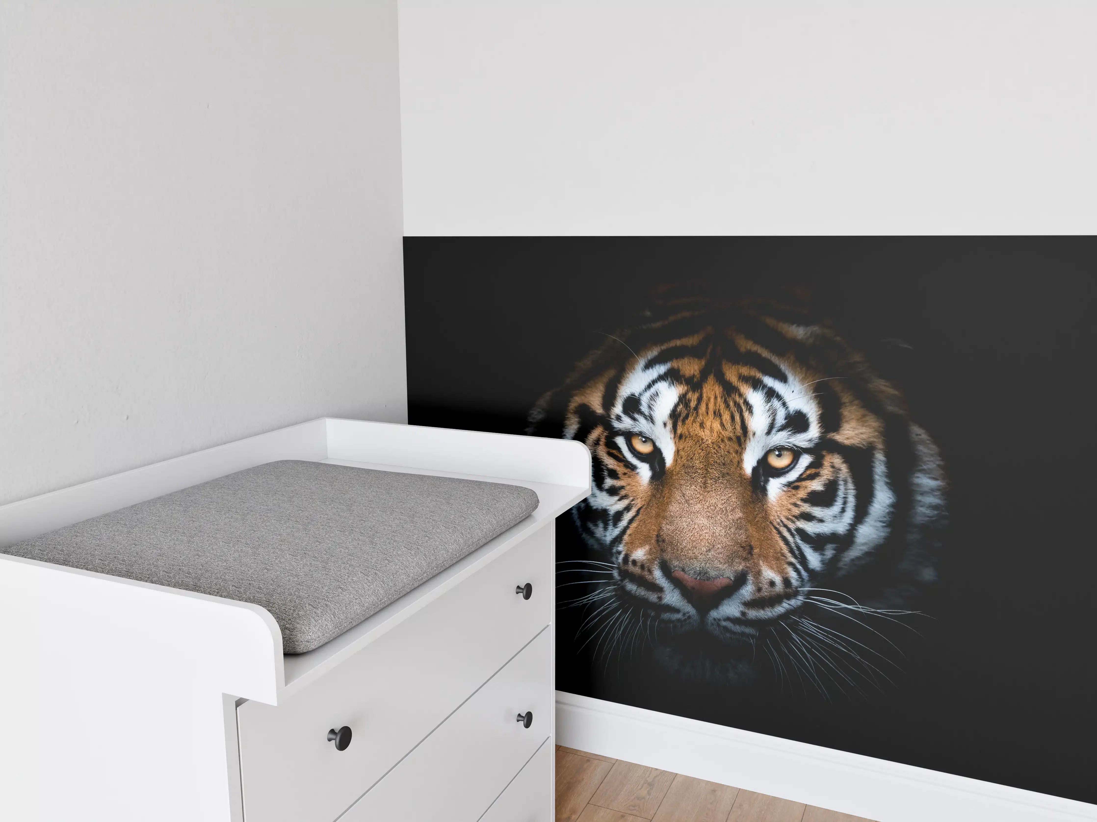 Babyzimmer Wandgestaltung - Tiger-Portrait Schwarzer Hintergrund