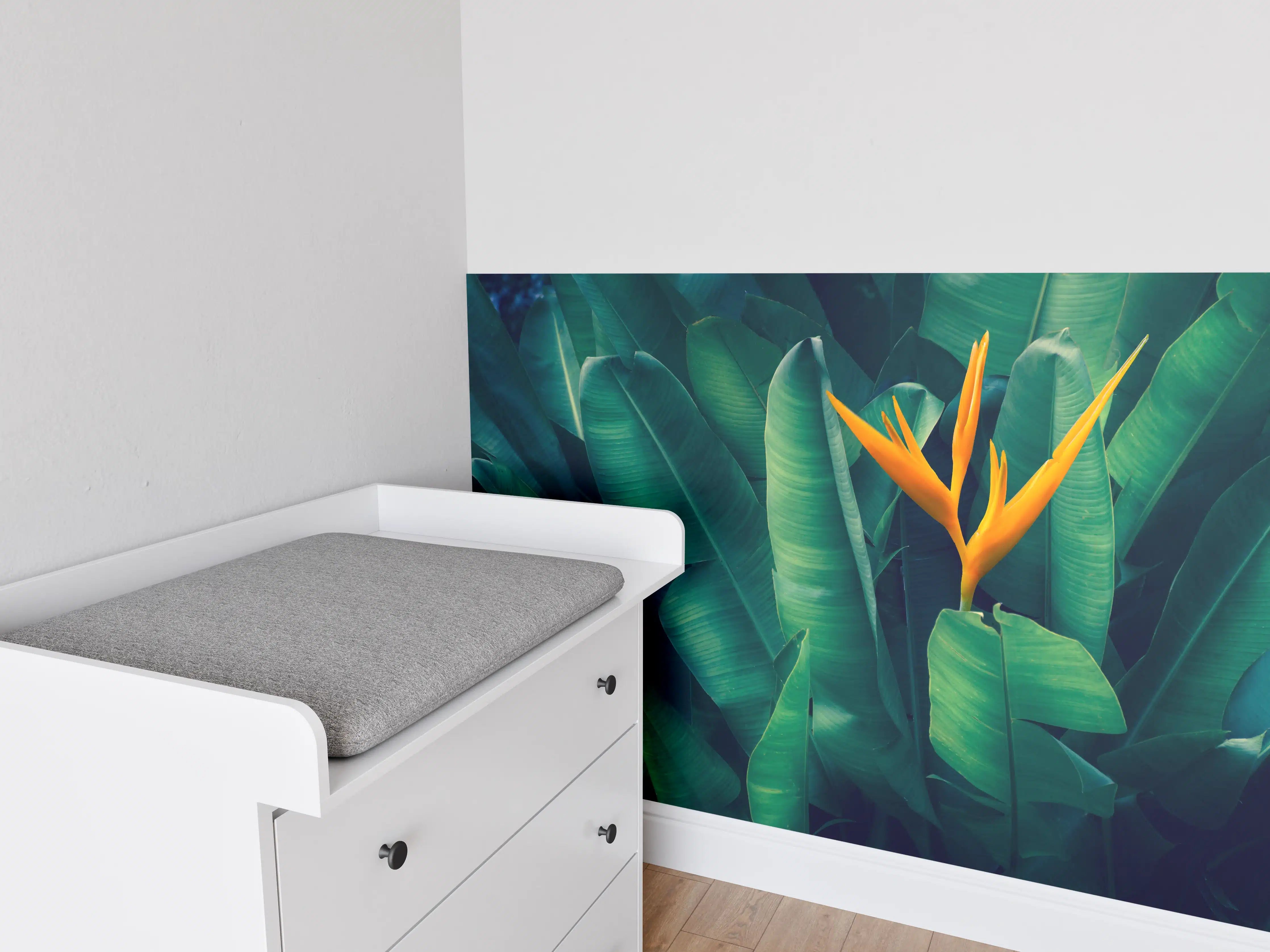 Babyzimmer Wandgestaltung - Tropische Blätter mit orangefarbiger Blume