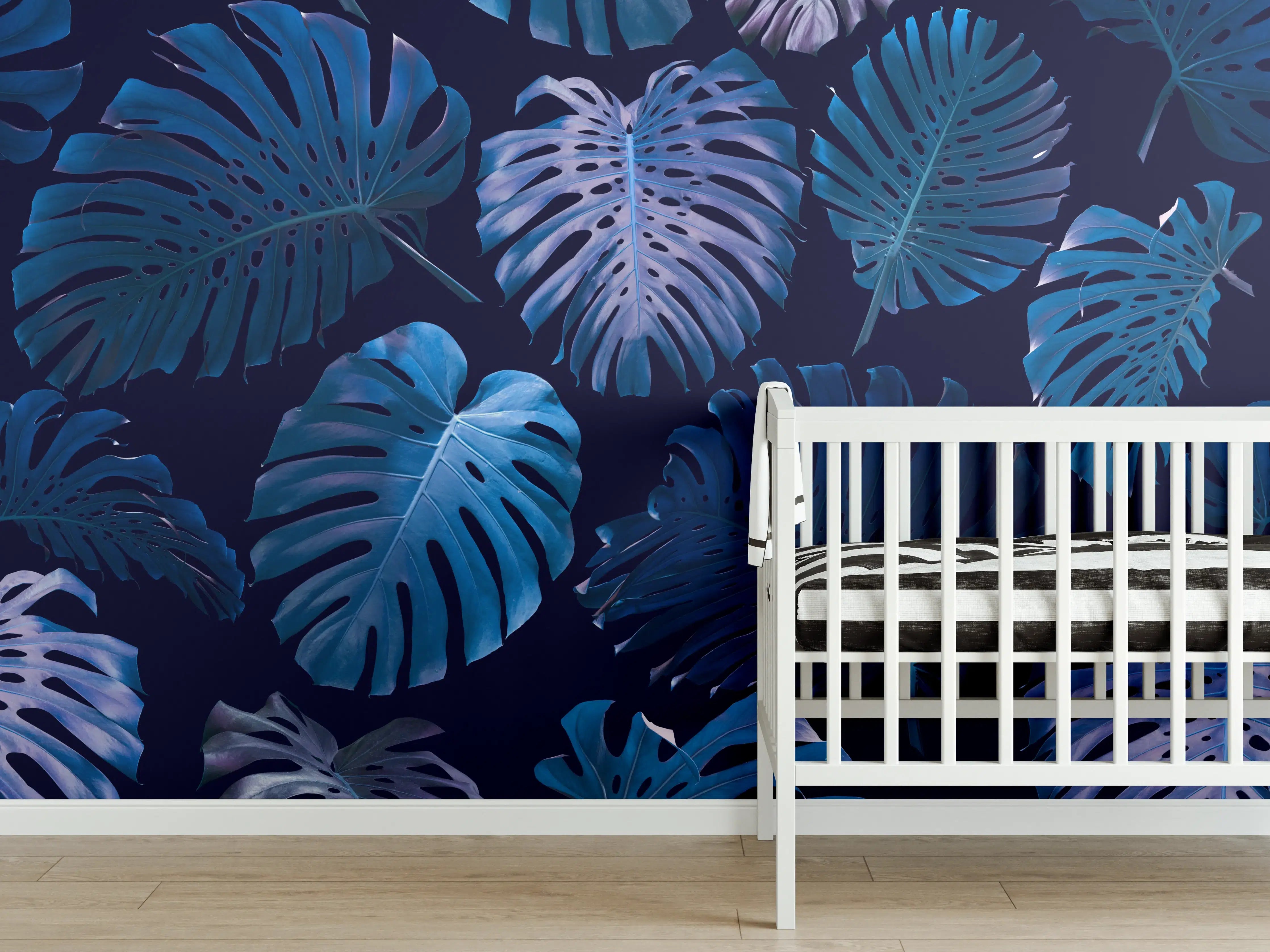 Babyzimmer Wandgestaltung - Tropische Monstera-Blätter in Blau