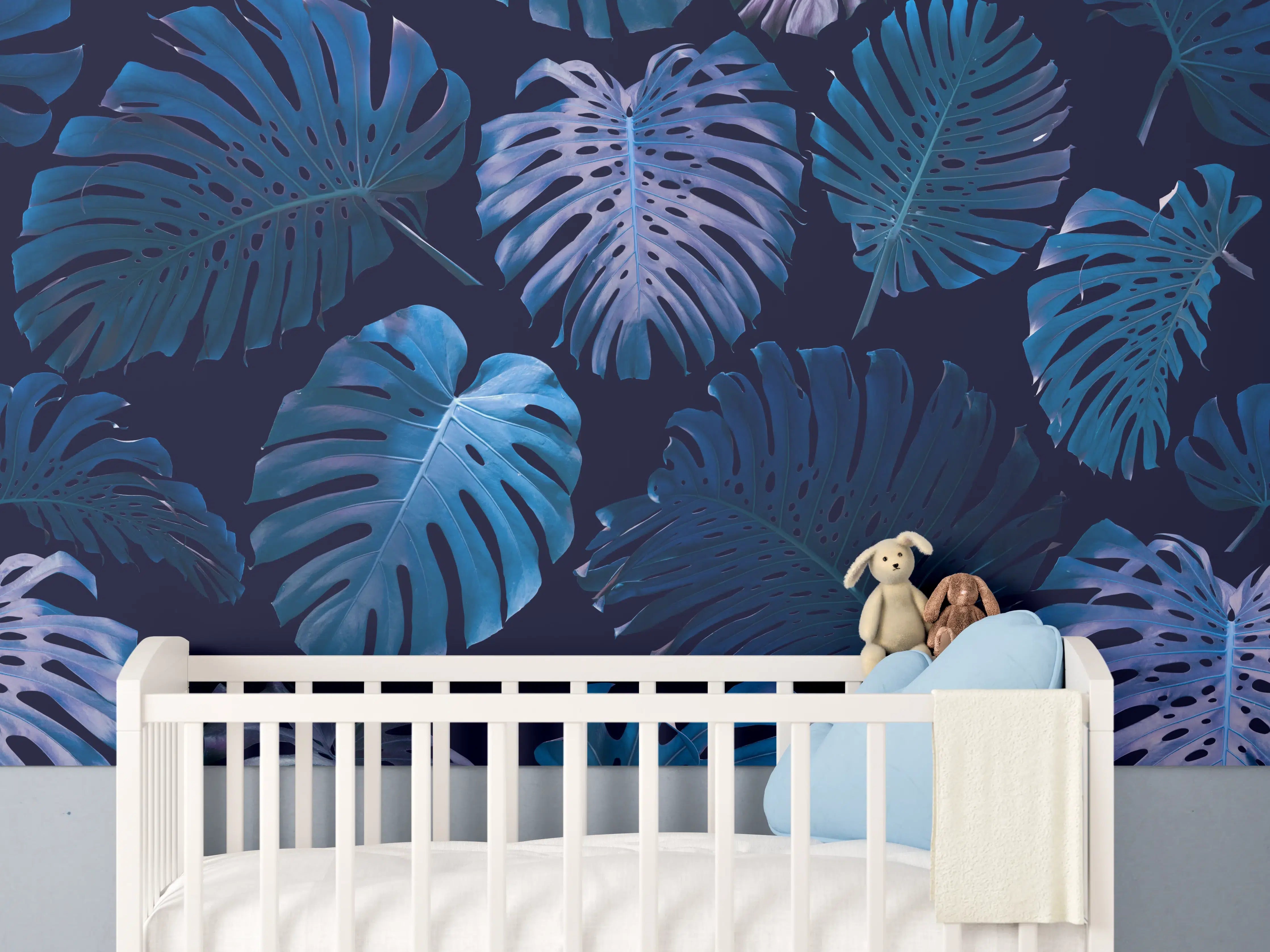Babyzimmer Wandgestaltung - Tropische Monstera-Blätter in Blau