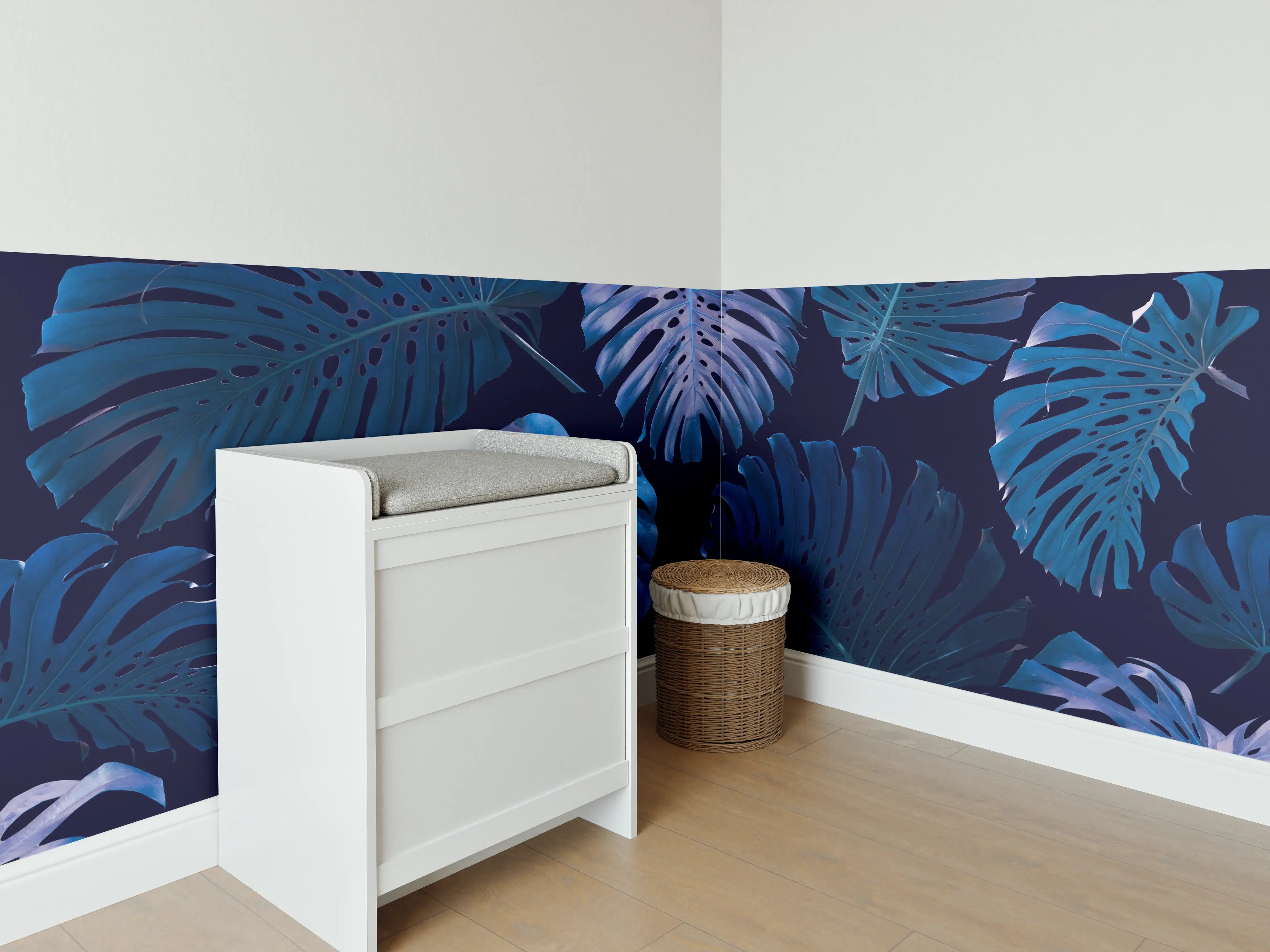 Babyzimmer Wandgestaltung - Tropische Monstera-Blätter in Blau