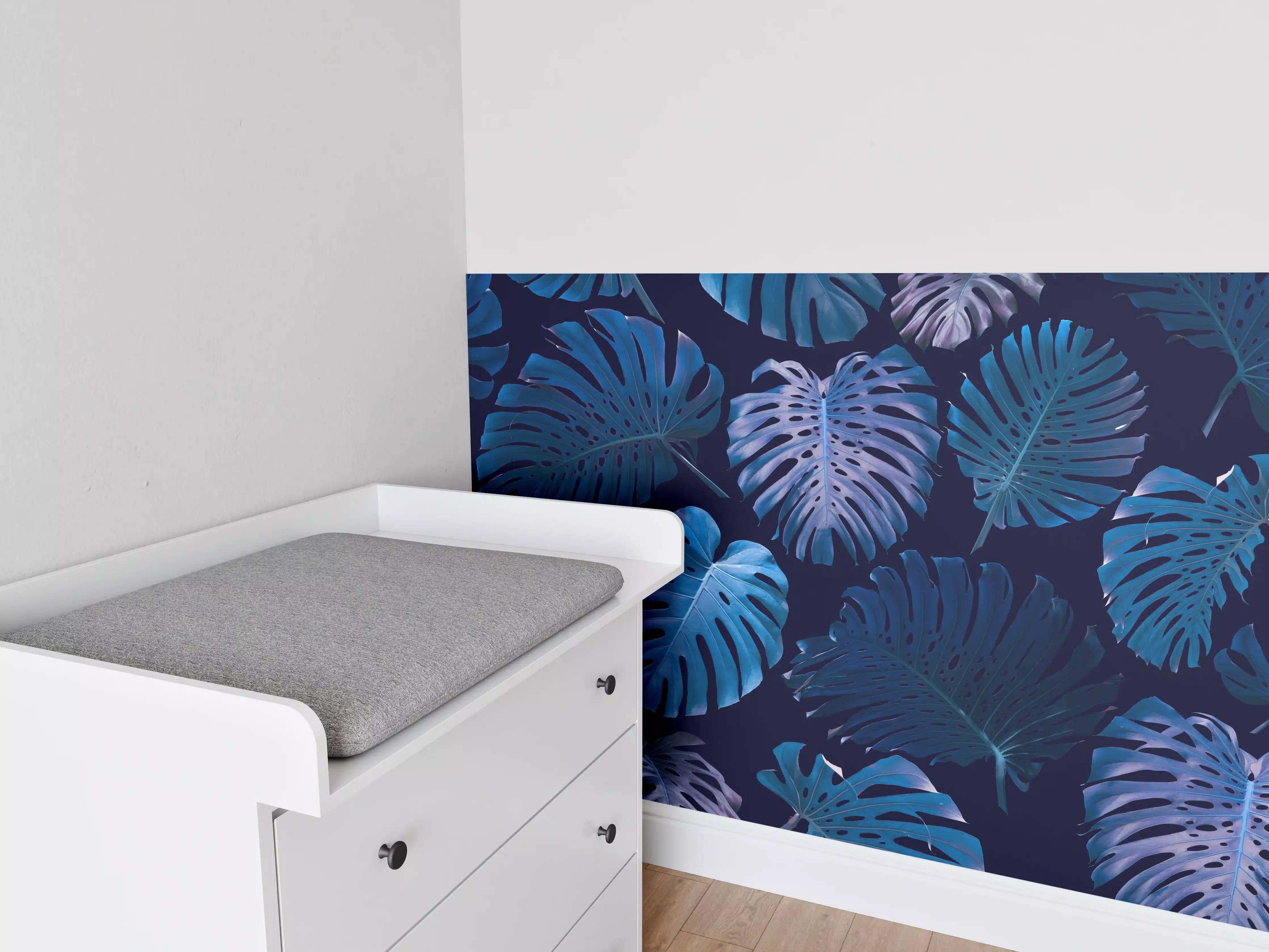 Babyzimmer Wandgestaltung - Tropische Monstera-Blätter in Blau