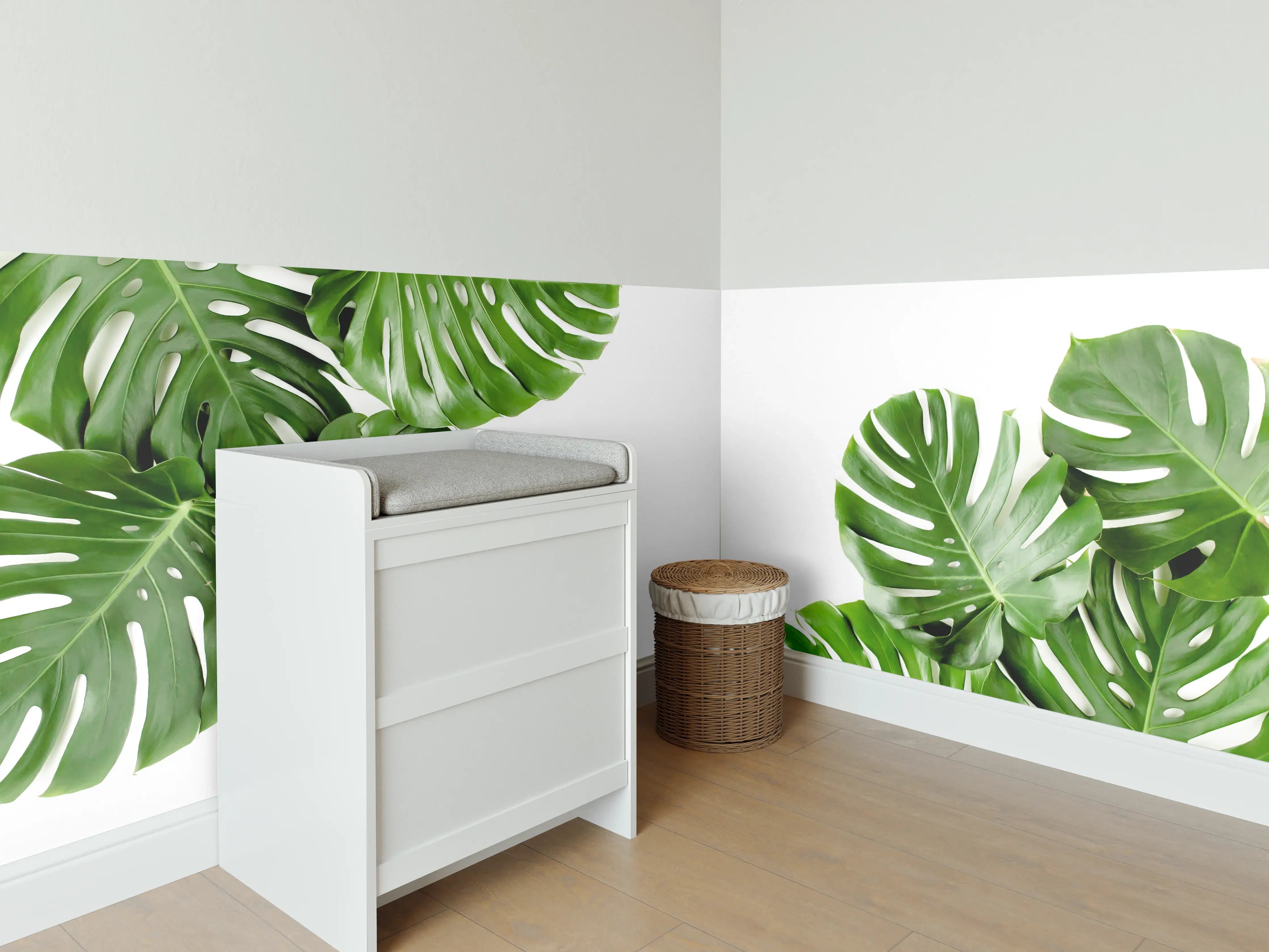 Babyzimmer Wandgestaltung - Tropische Palmenblätter auf weißem Hintergrund