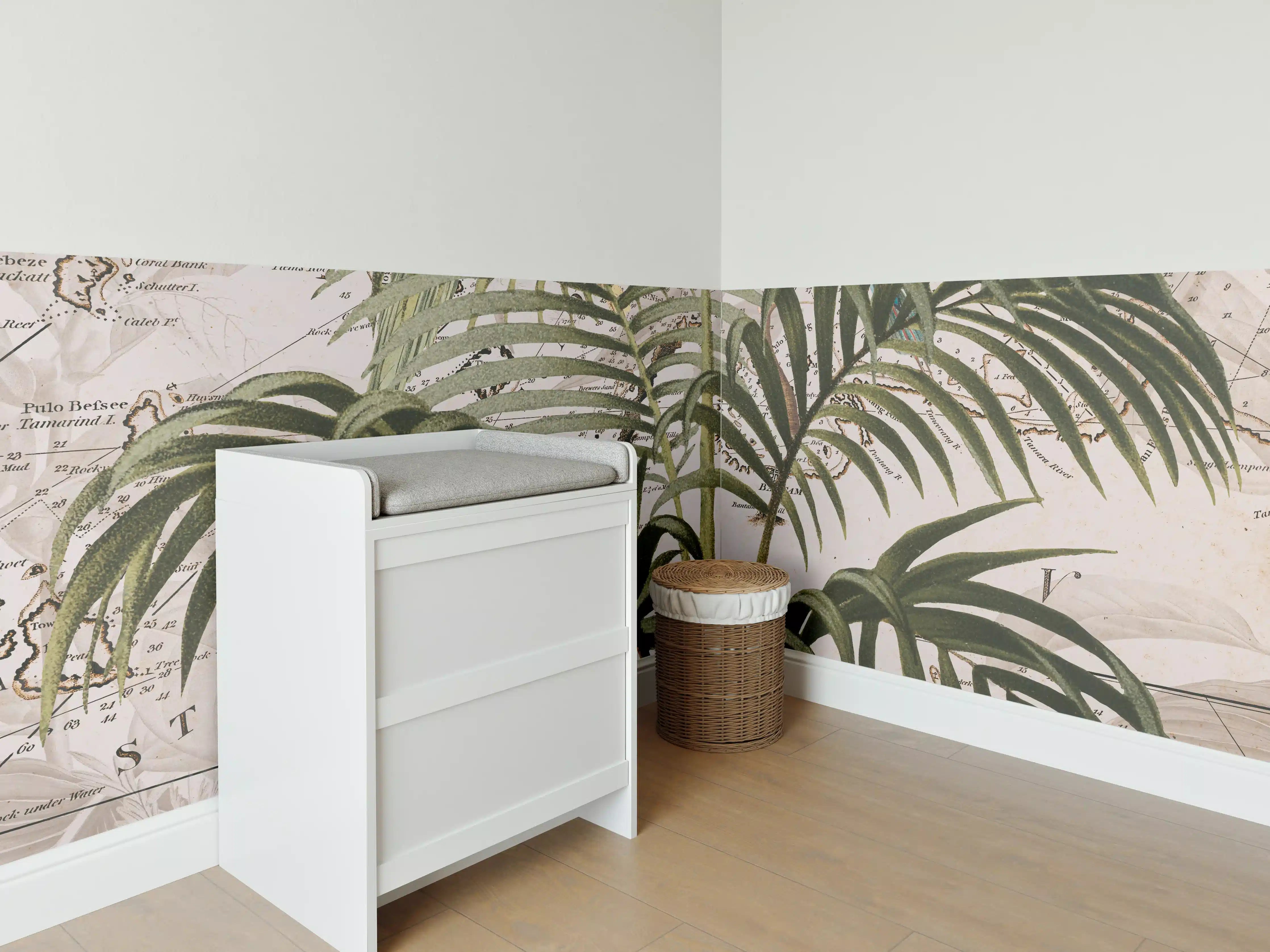 Babyzimmer Wandgestaltung - Tropische Vögel und Palmen auf antiker Karte