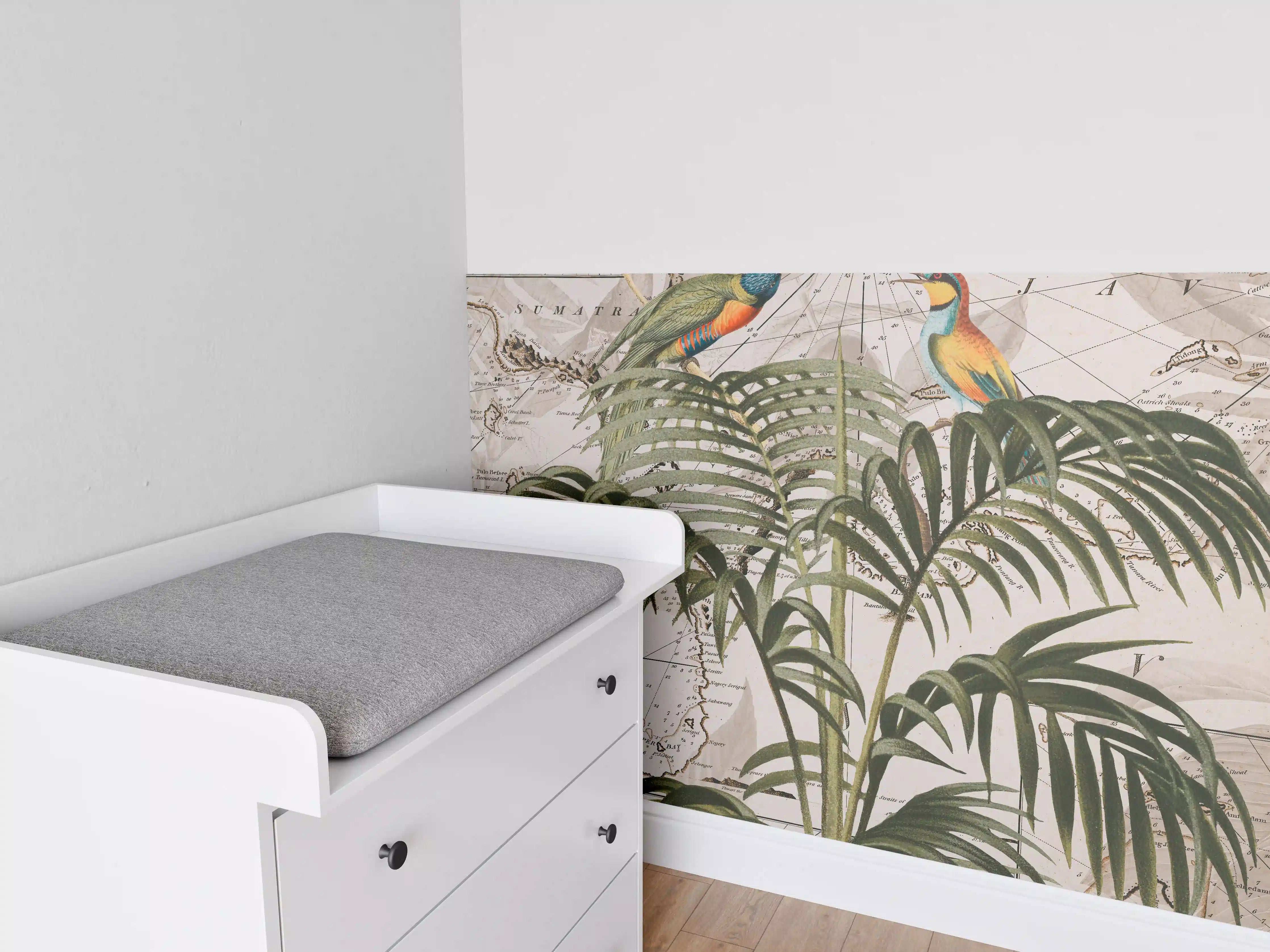 Babyzimmer Wandgestaltung - Tropische Vögel und Palmen auf antiker Karte