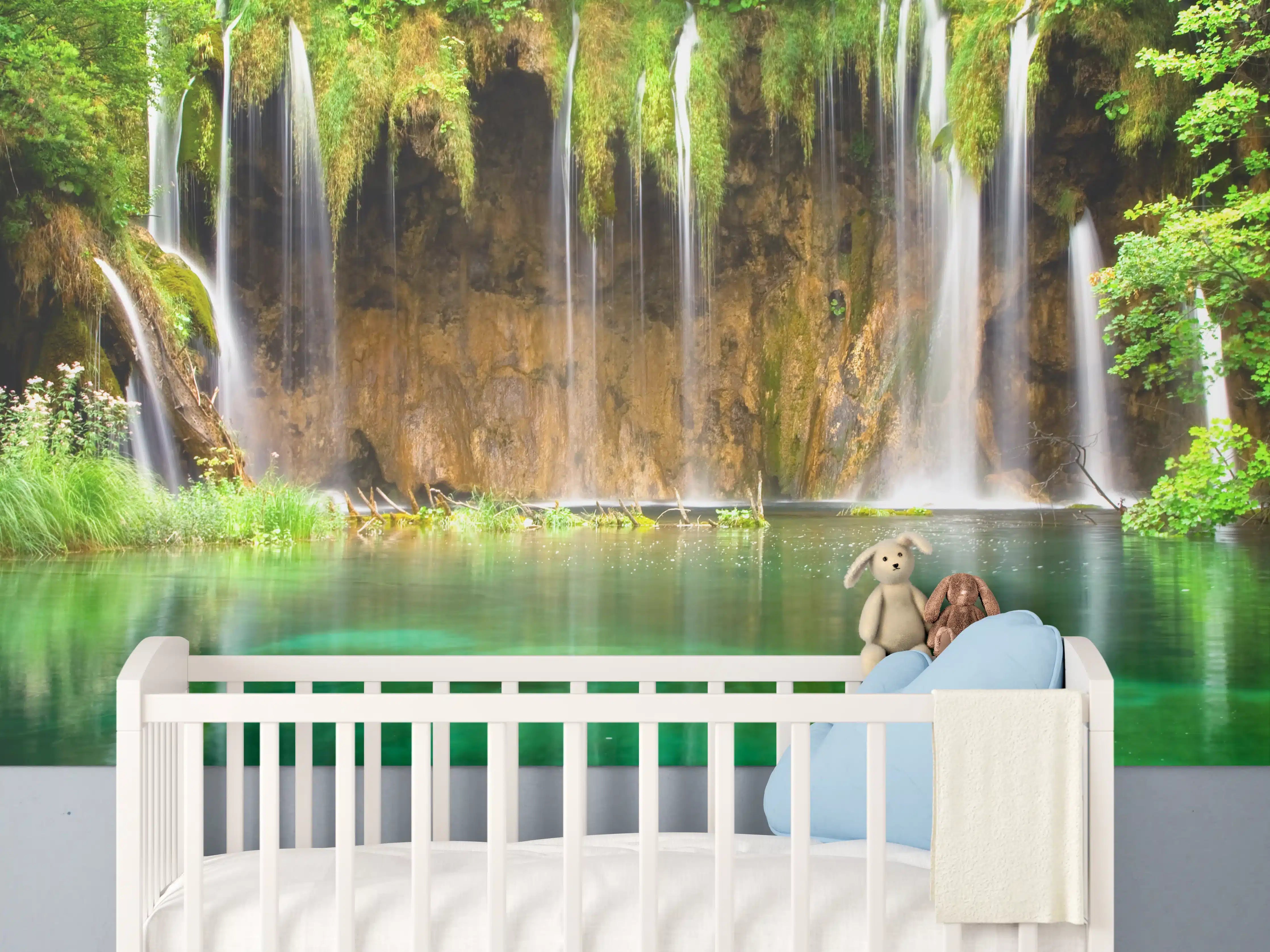 Babyzimmer Wandgestaltung - Tropische Wasserfallkulisse in üppigem Grün