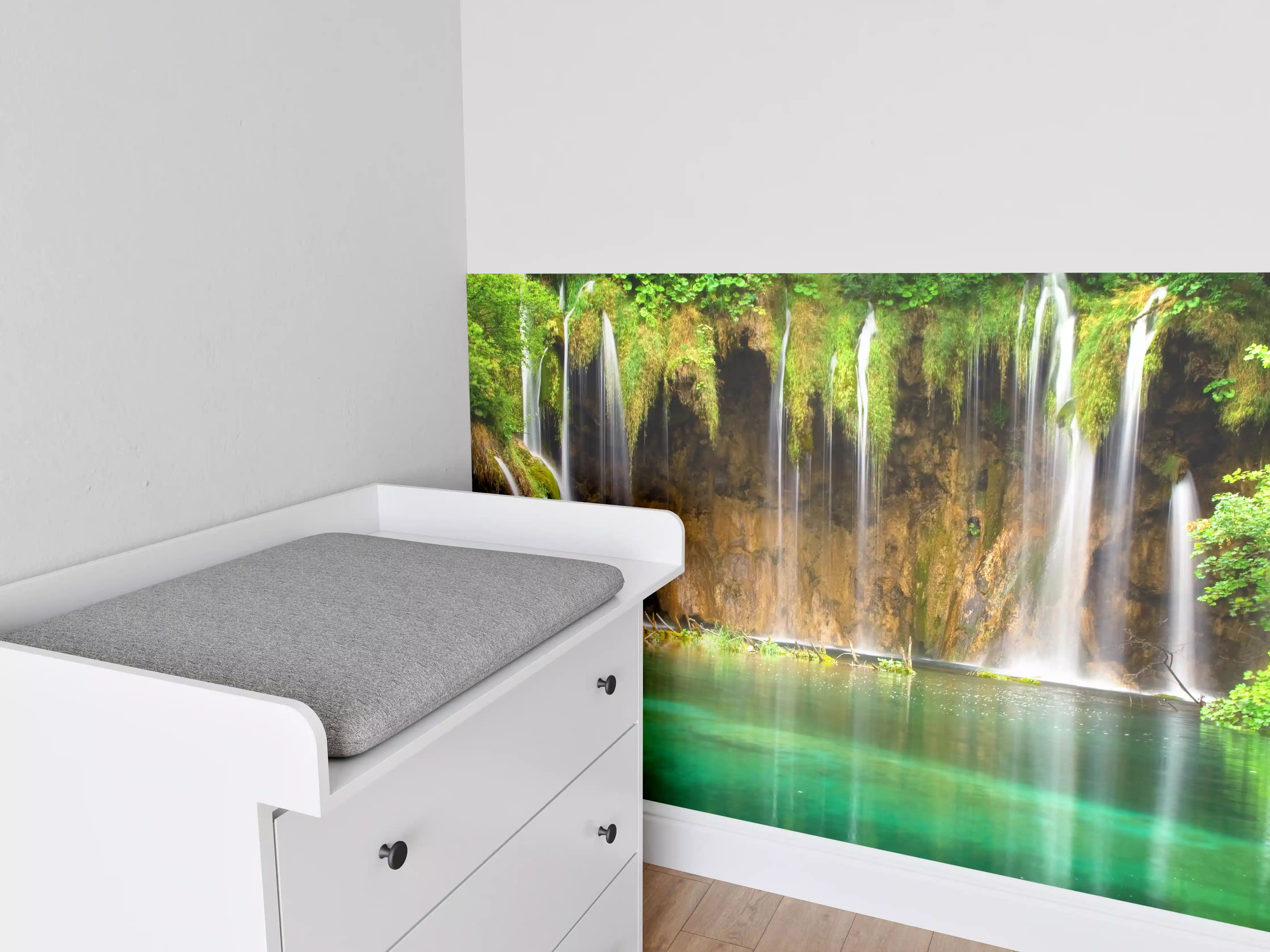 Babyzimmer Wandgestaltung - Tropische Wasserfallkulisse in üppigem Grün
