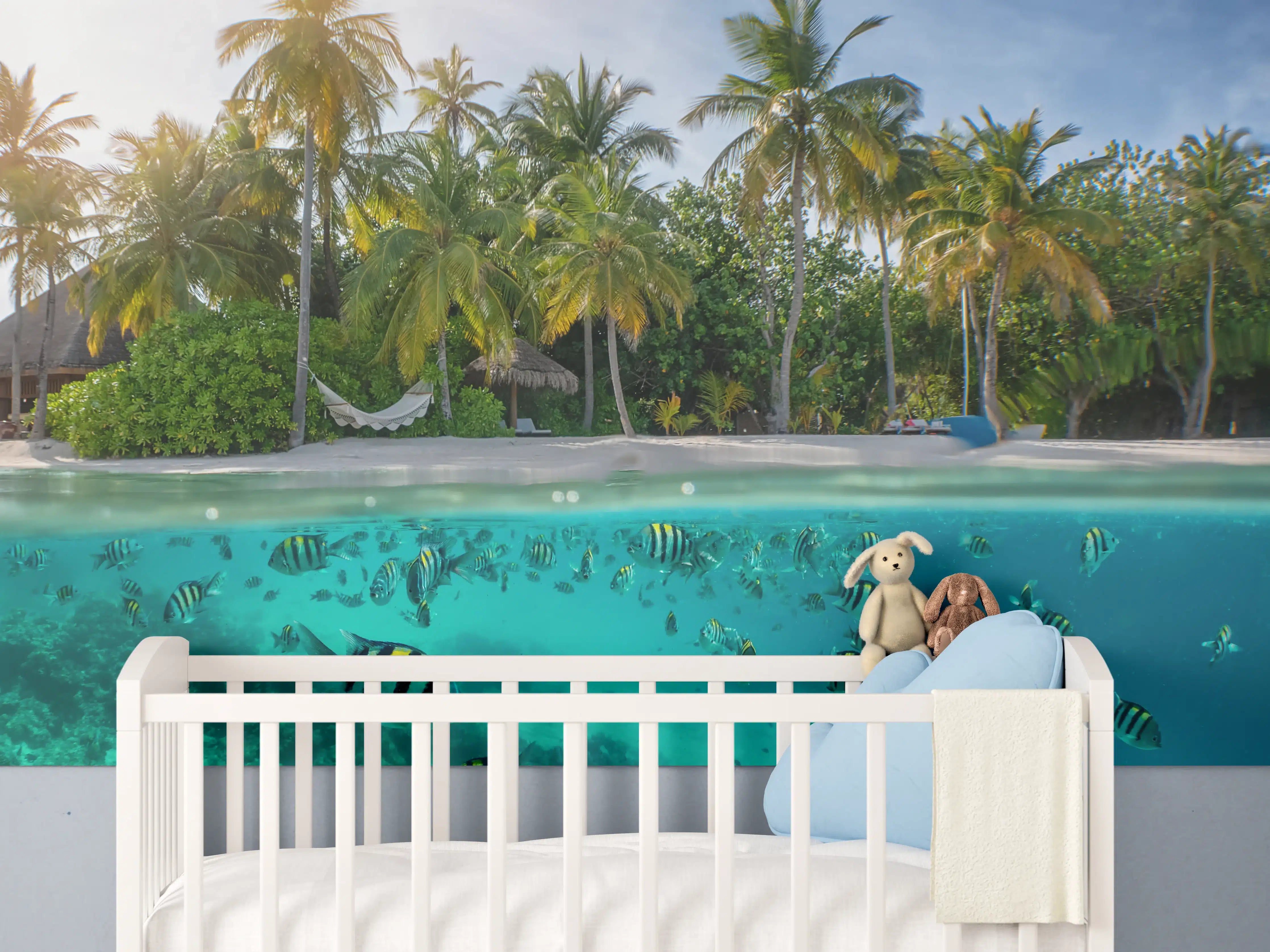 Babyzimmer Wandgestaltung - Tropischer Strand mit Palmen und Fischschwärmen