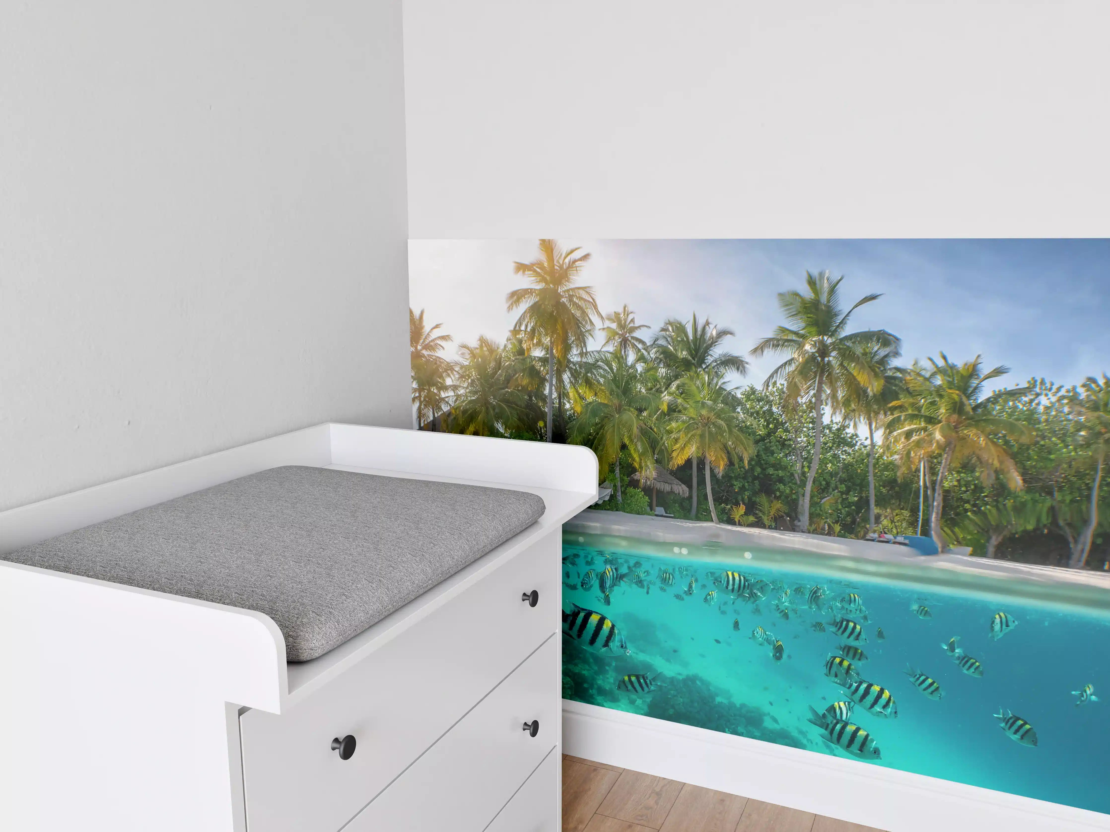 Babyzimmer Wandgestaltung - Tropischer Strand mit Palmen und Fischschwärmen