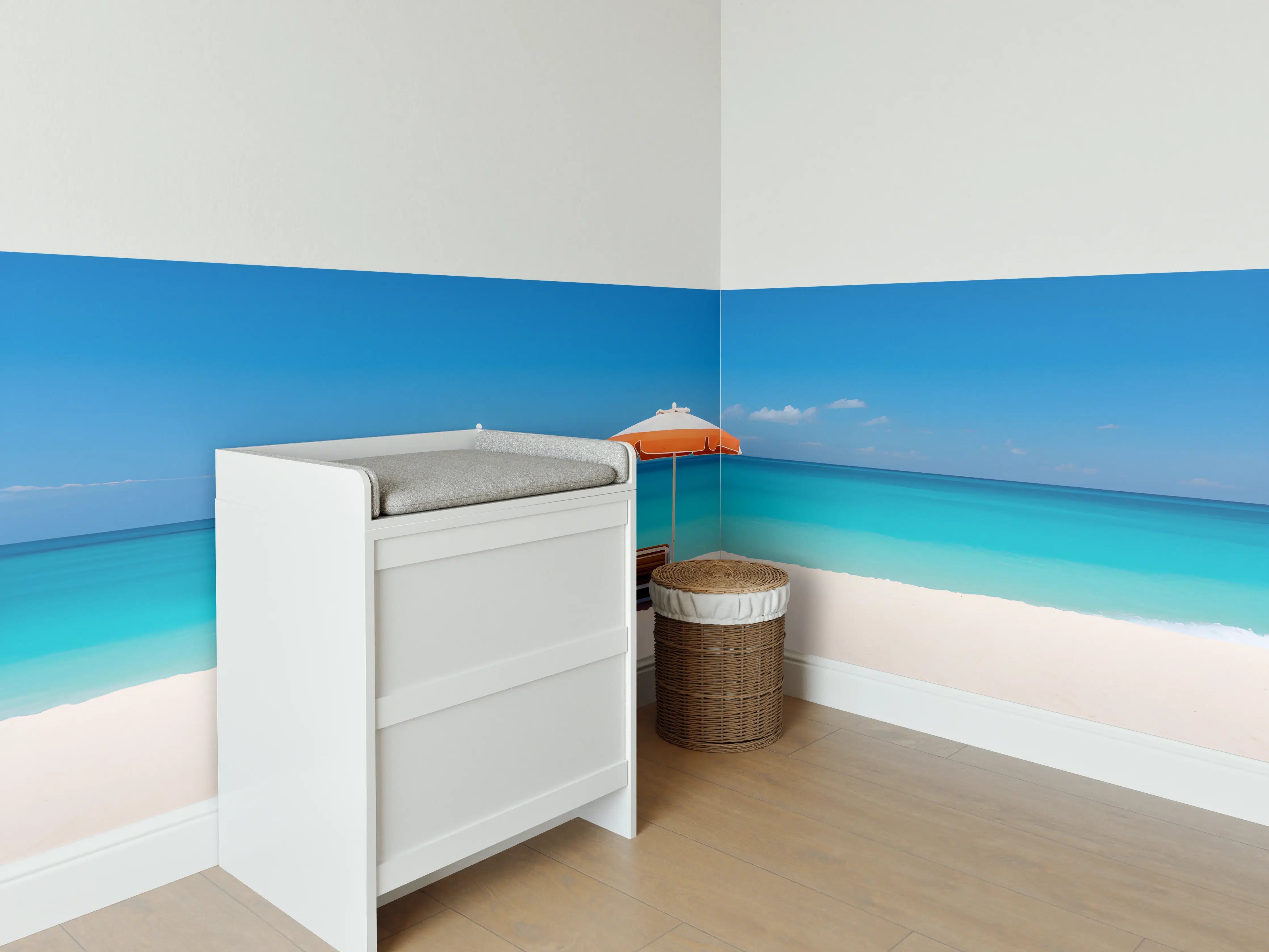 Babyzimmer Wandgestaltung - Tropischer Strand mit Sonnenschirmen