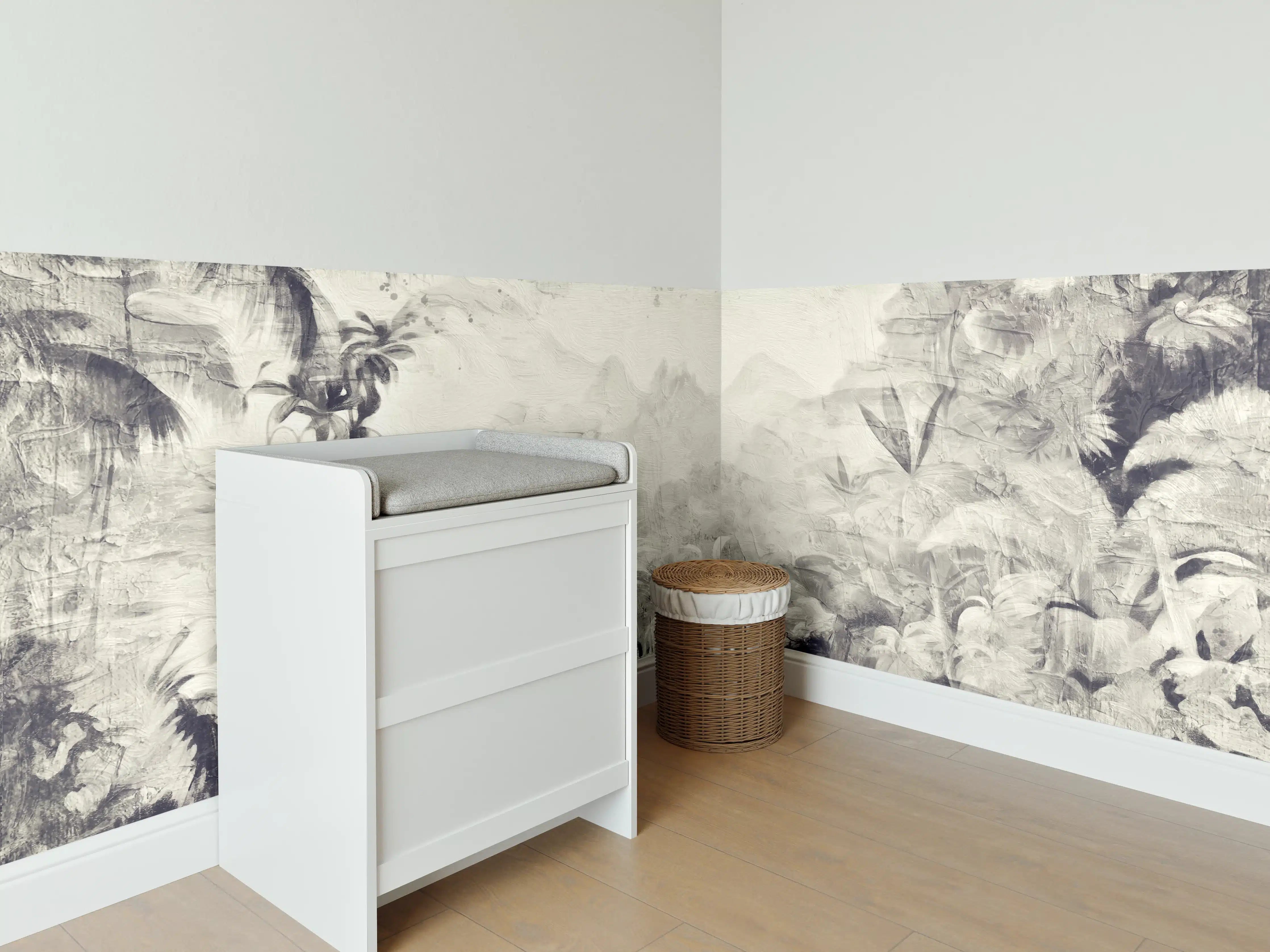 Babyzimmer Wandgestaltung - Tropisches Dschungelpanorama in Grauweiß