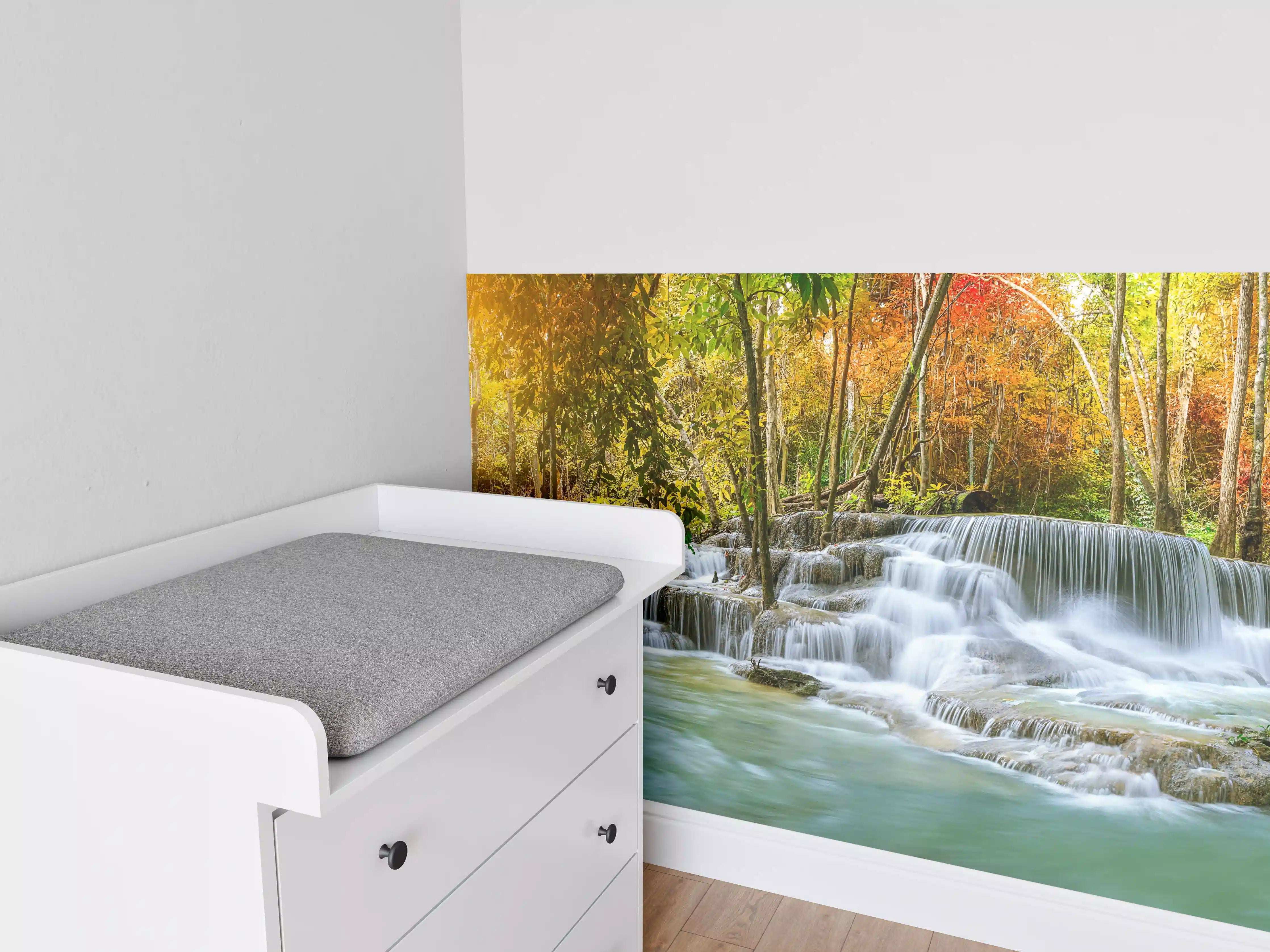 Babyzimmer Wandgestaltung - Türkis-Grüner Wasserfall im Herbst